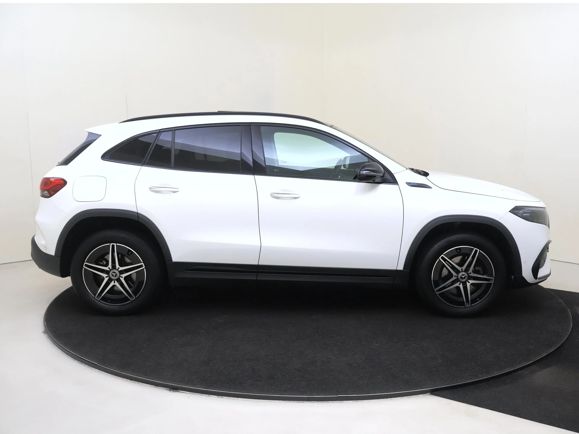 Mercedes-Benz-EQA-image-8