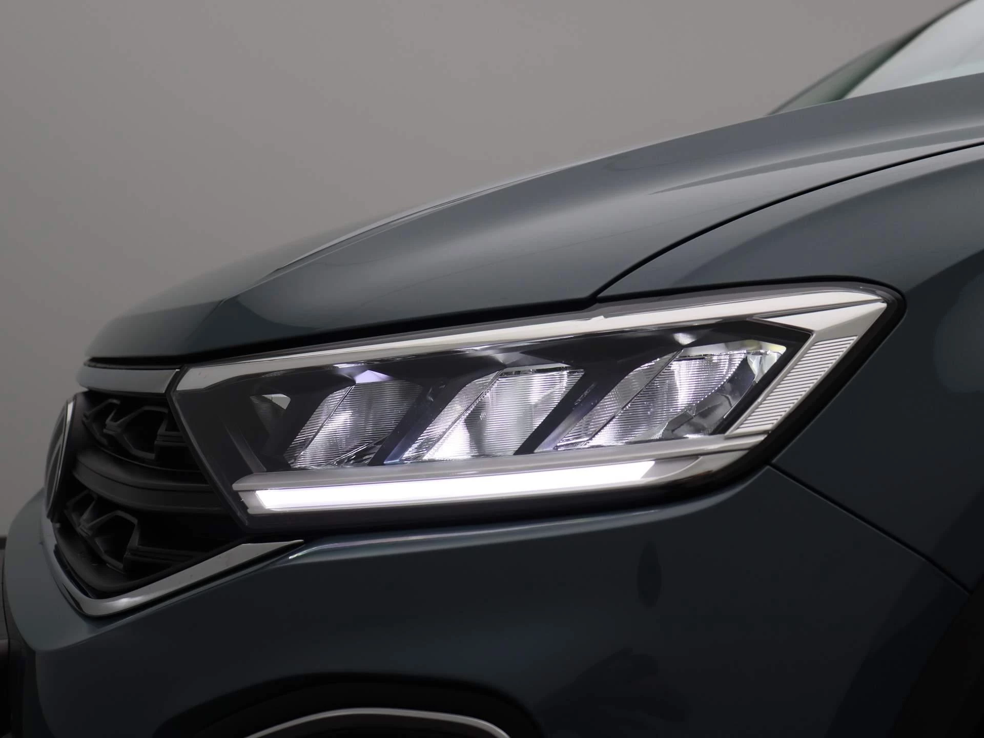 Volkswagen-T-Roc-image-13