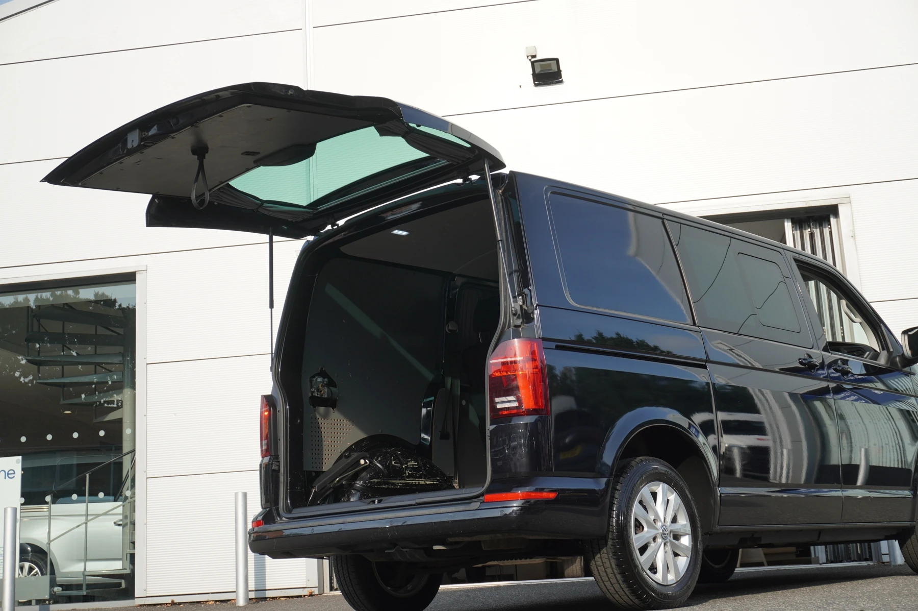 Volkswagen-Transporter-image-16