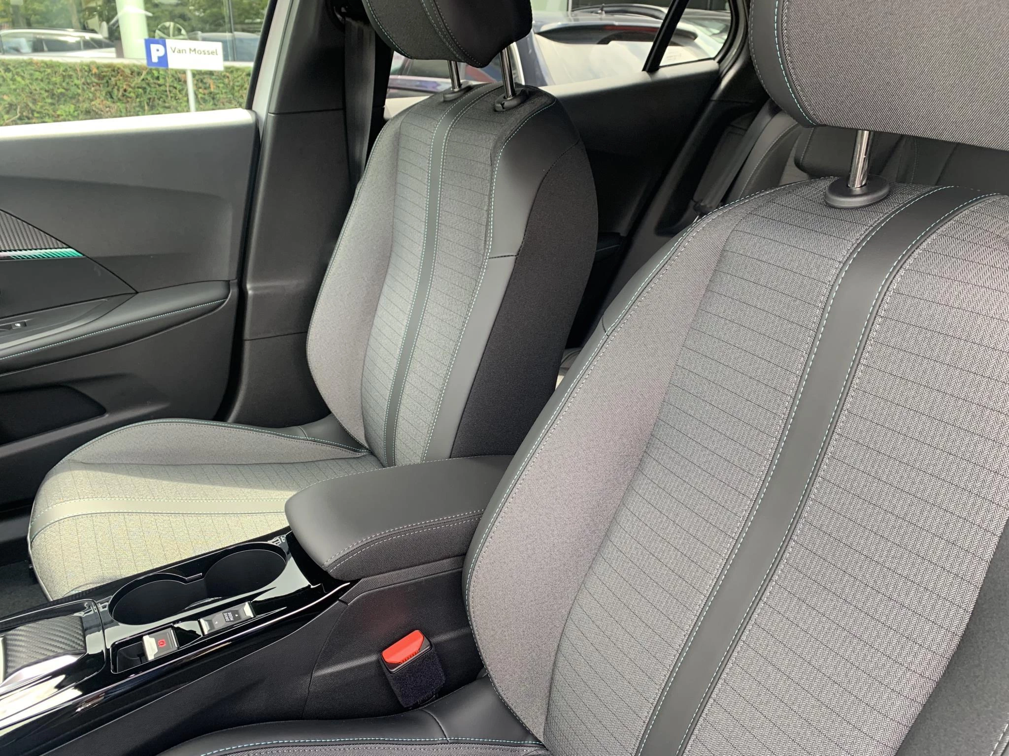 Peugeot-e-2008-image-7