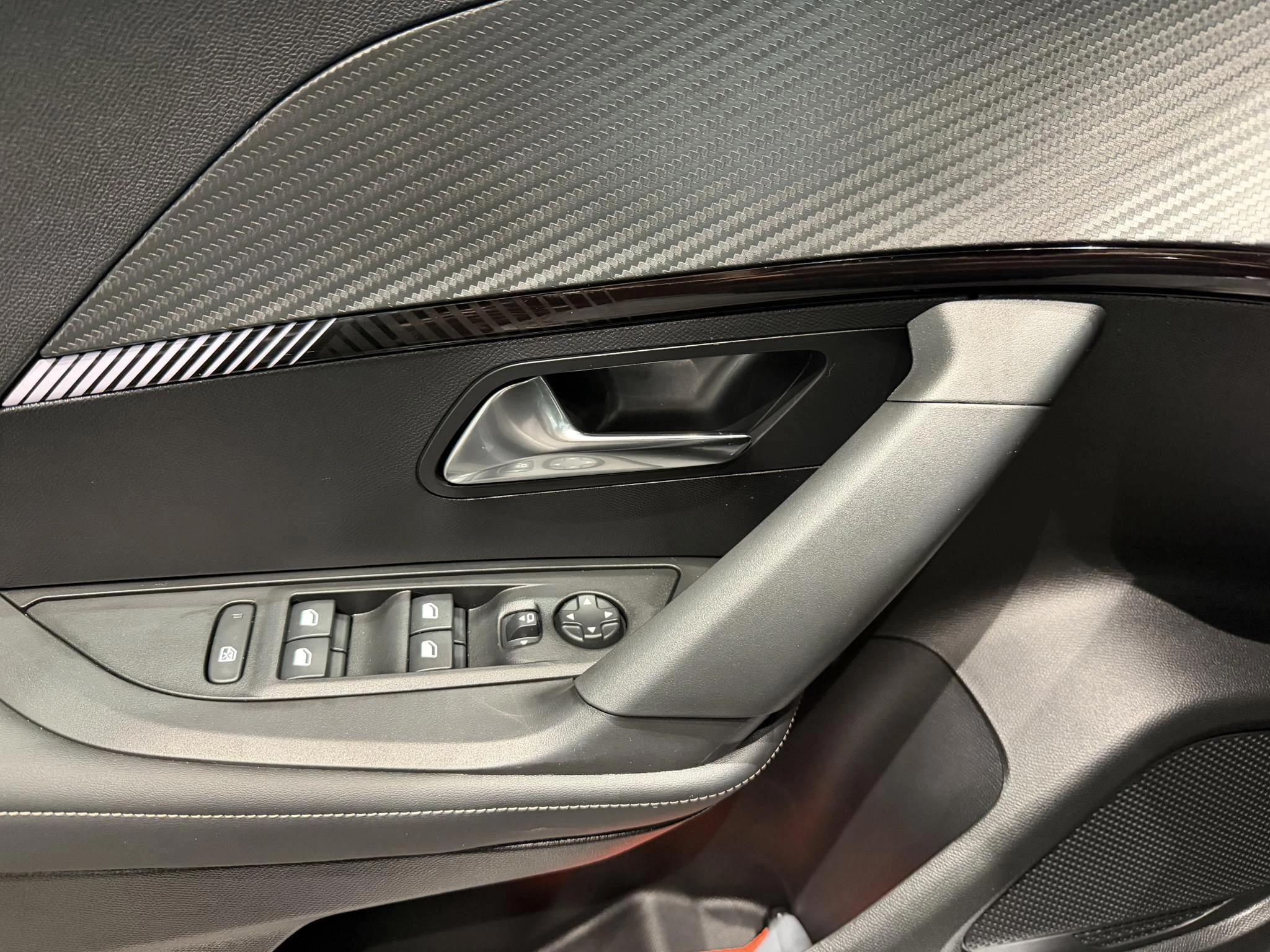 Peugeot-e-2008-image-19