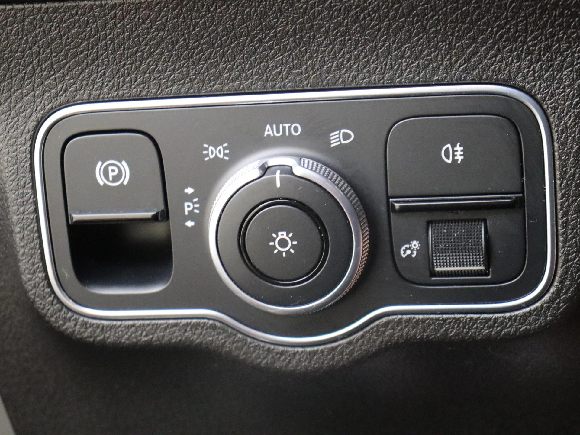 Mercedes-Benz-GLB-image-23