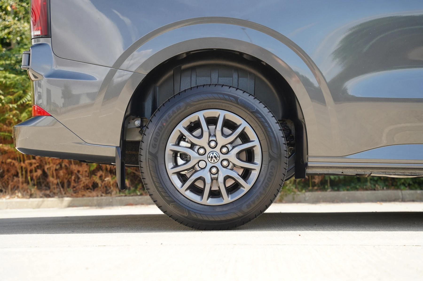 Volkswagen-Transporter-image-33