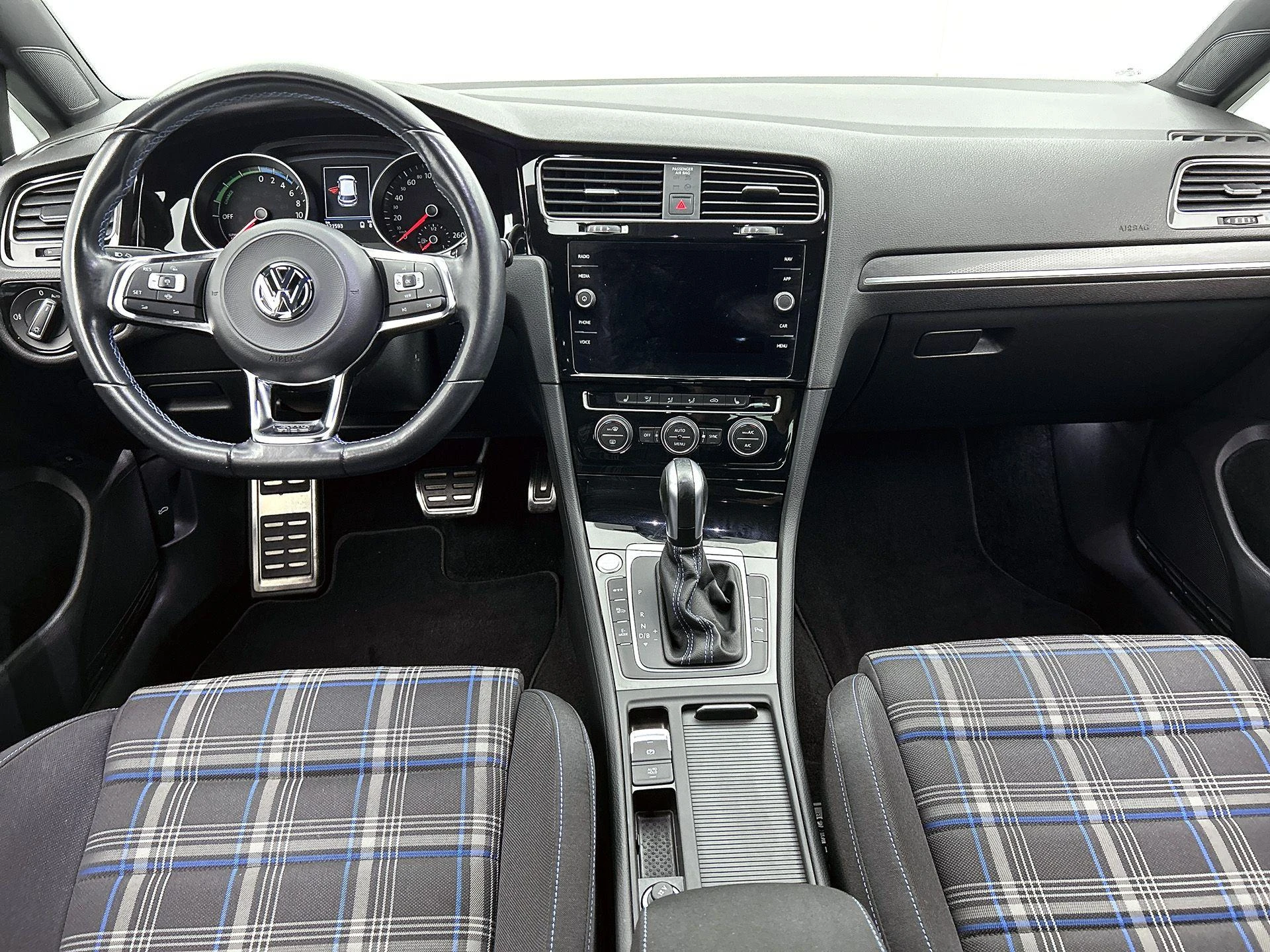 Volkswagen-Golf-image-21