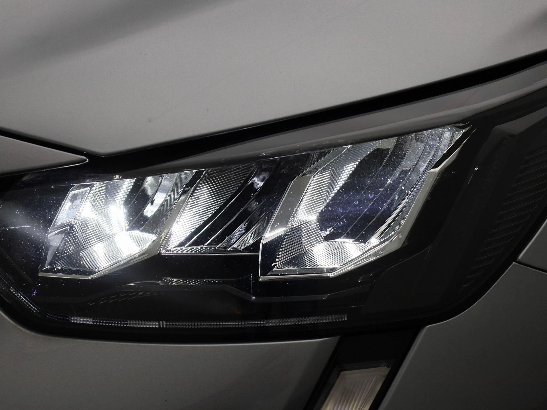 Peugeot-e-208-image-16