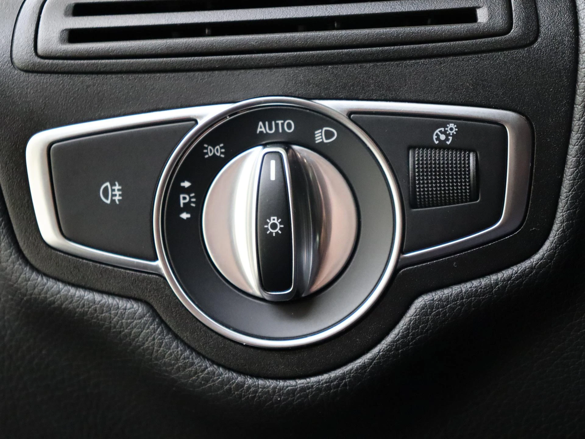 Mercedes-Benz-GLC-image-23
