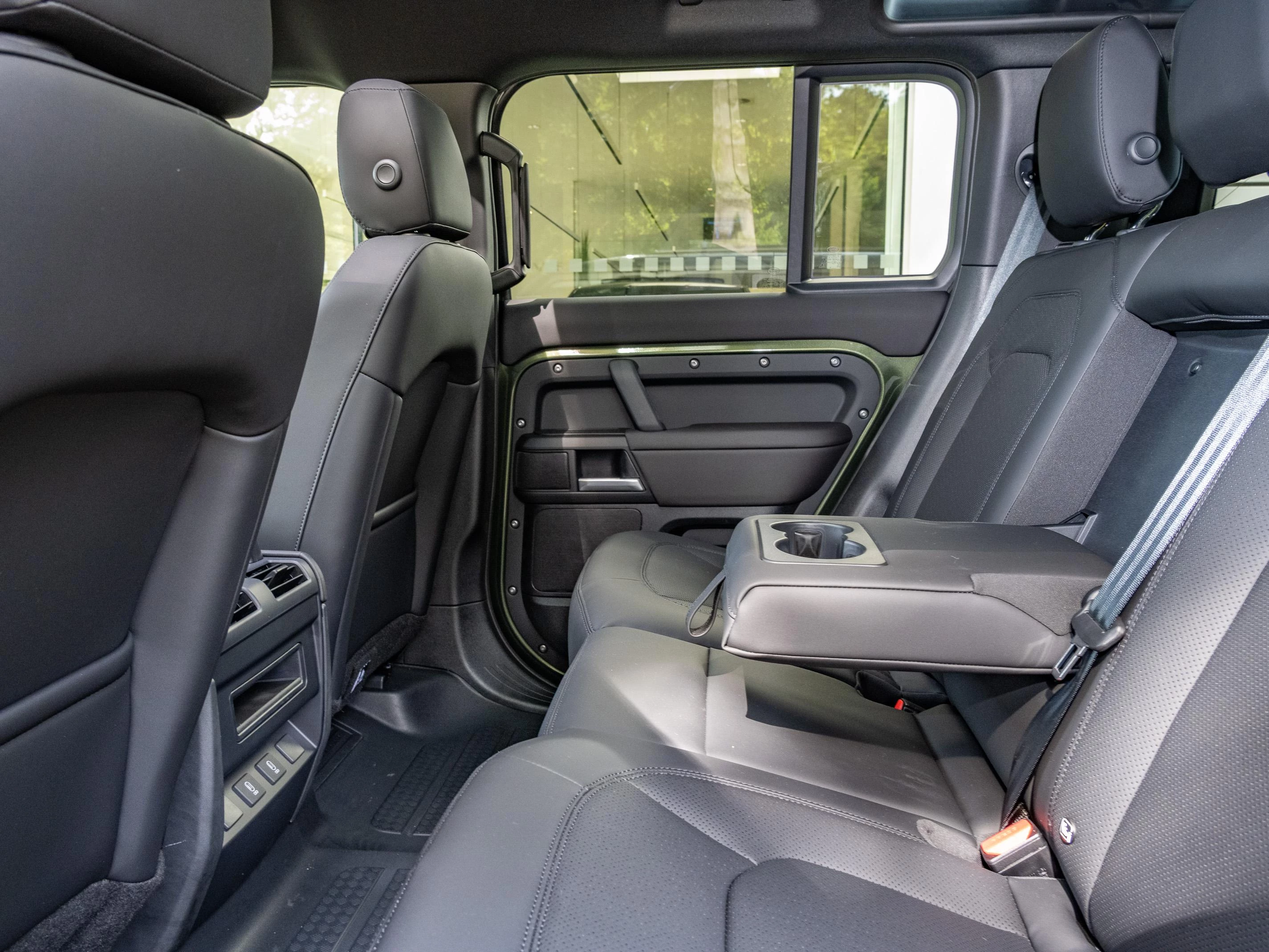 Land Rover Defender D250 X-Dynamic SE