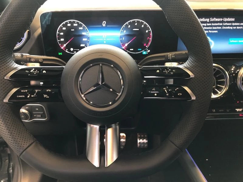 Mercedes-Benz GLA 200 AMG NIGHT PANO AHK DISTRONIC 20-ZOLL AMG LineC118 GLA 200 AMG NIGHT PANO AHK DISTRONIC 20-ZOLL AMG Line