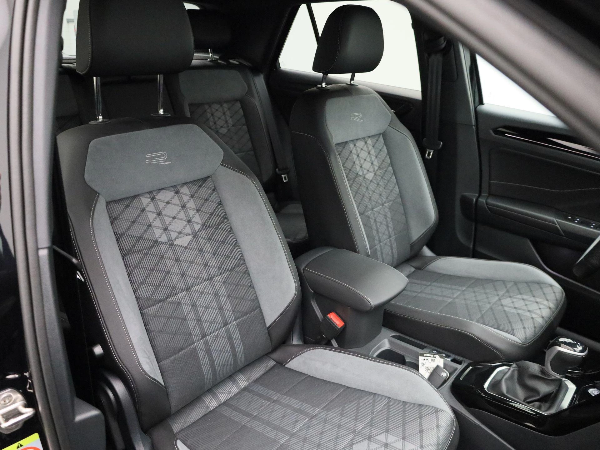 Volkswagen-T-Roc-image-43