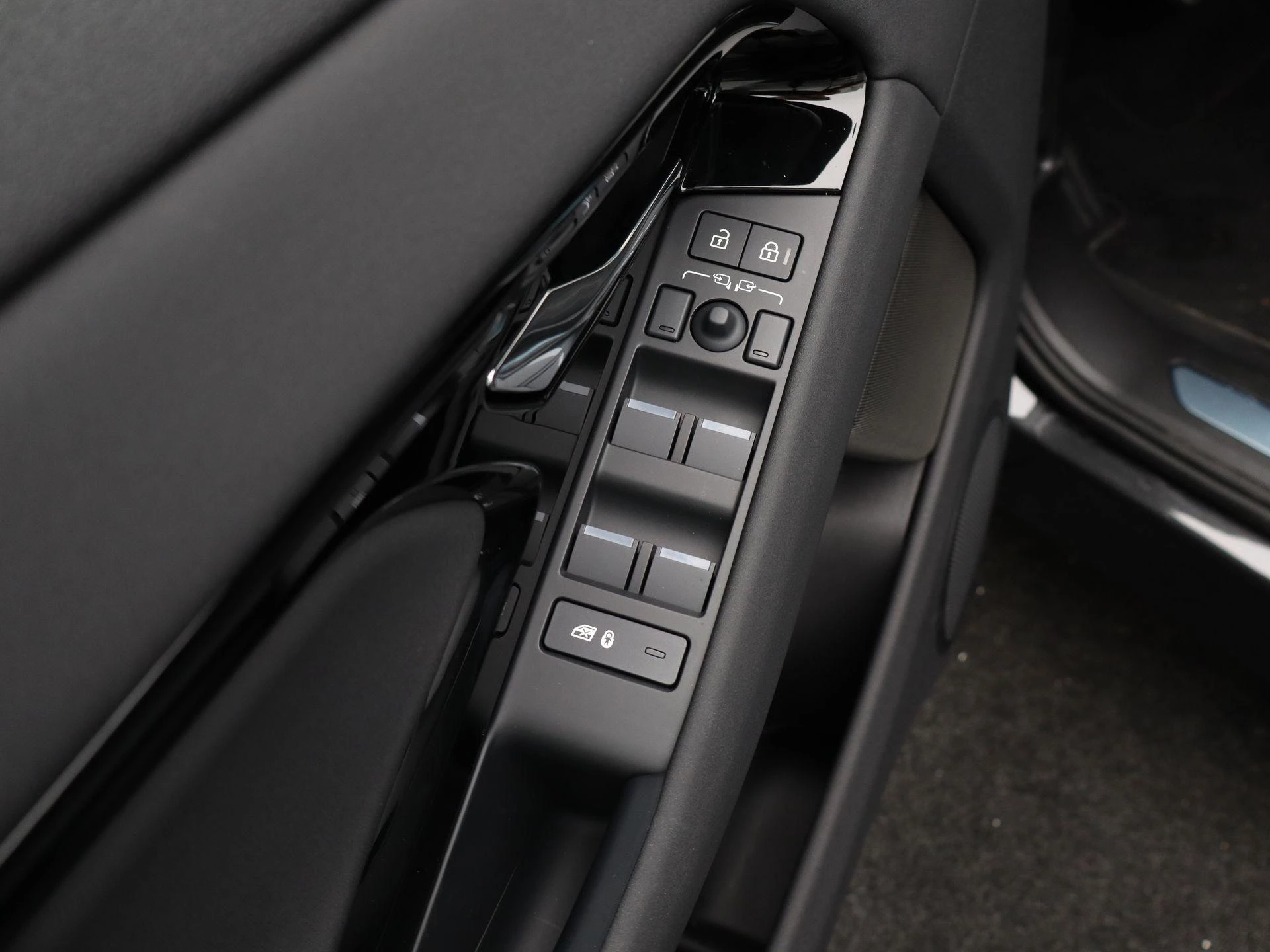 Land Rover-Range Rover Evoque-image-27