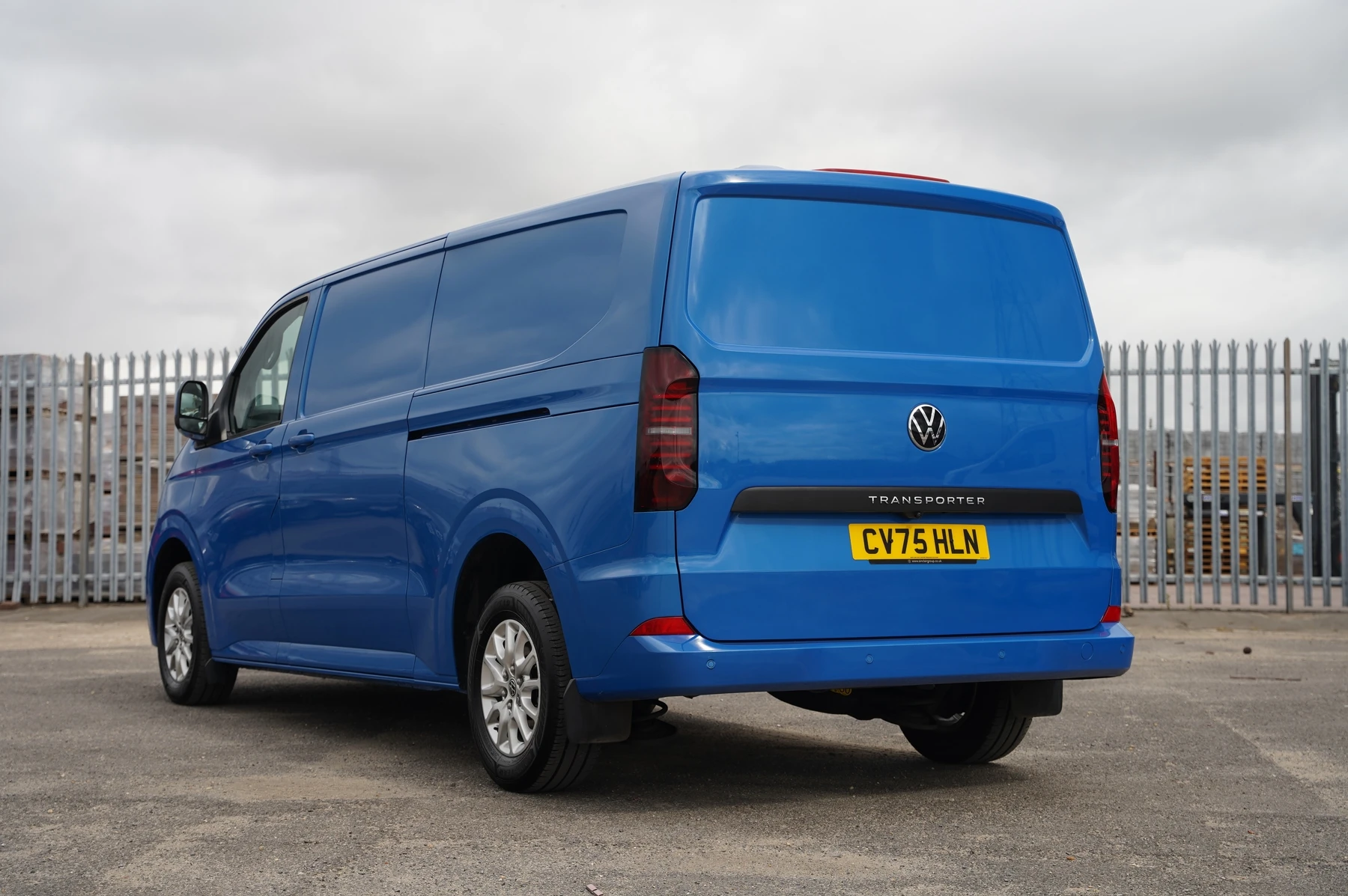 Volkswagen-Transporter-image-2