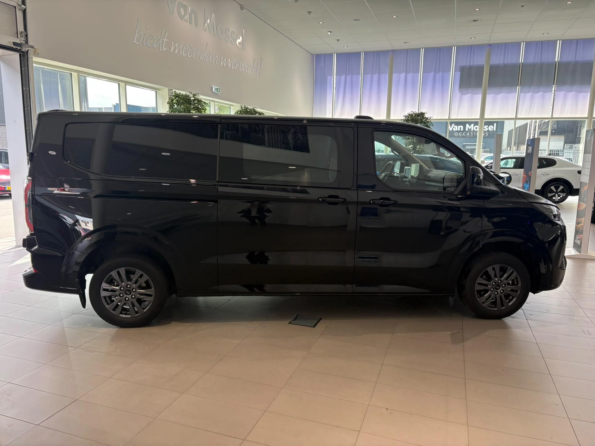 Ford E-Transit Cust. 320 L2H1 Limited 65 kWh