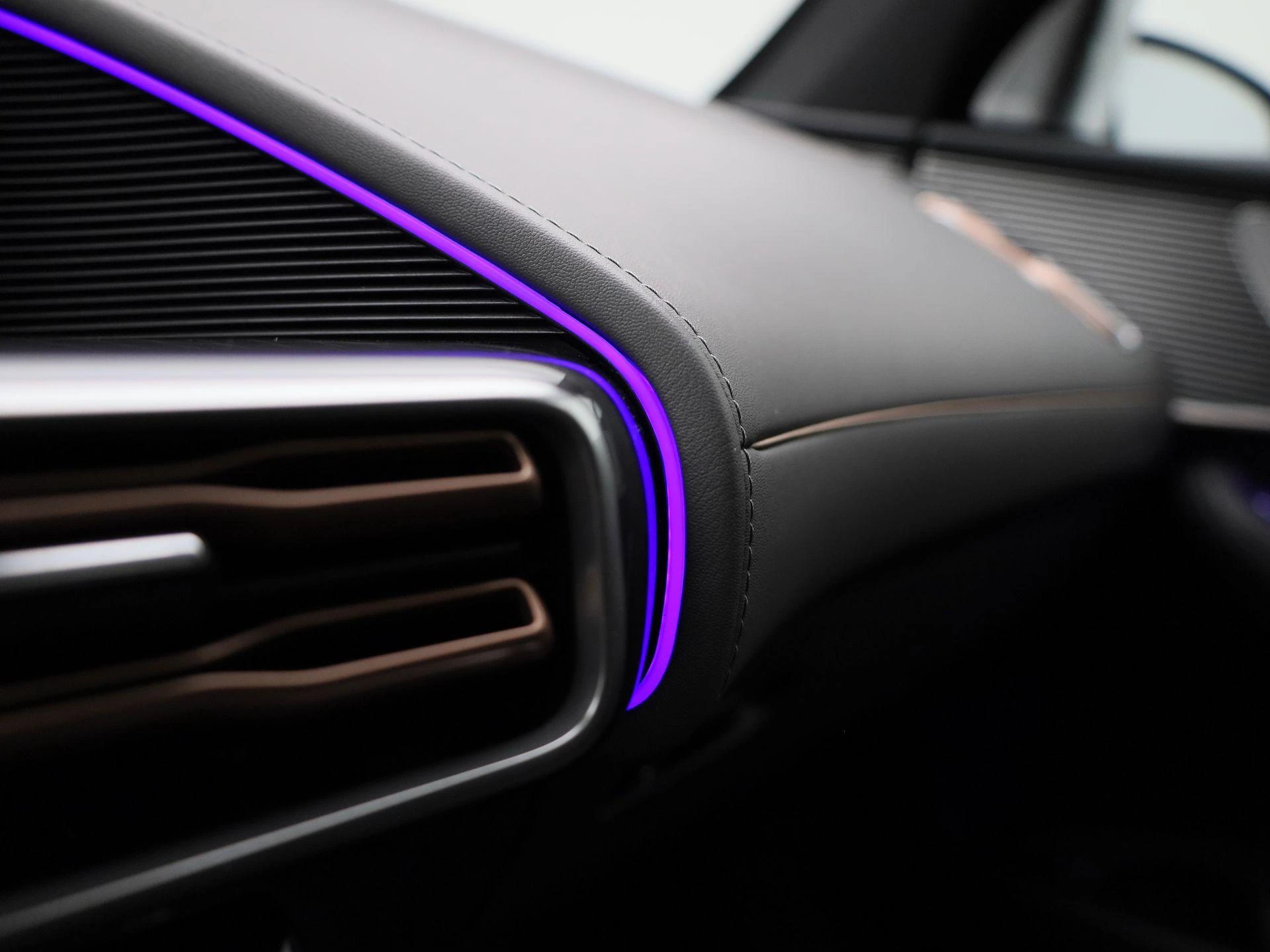 Mercedes-Benz-EQC-image-34