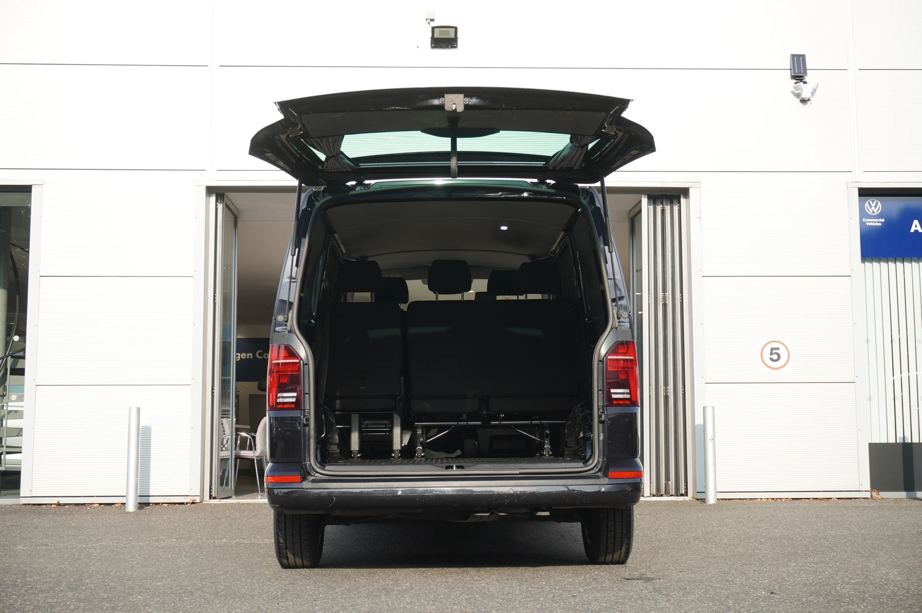 Volkswagen-Transporter-image-15