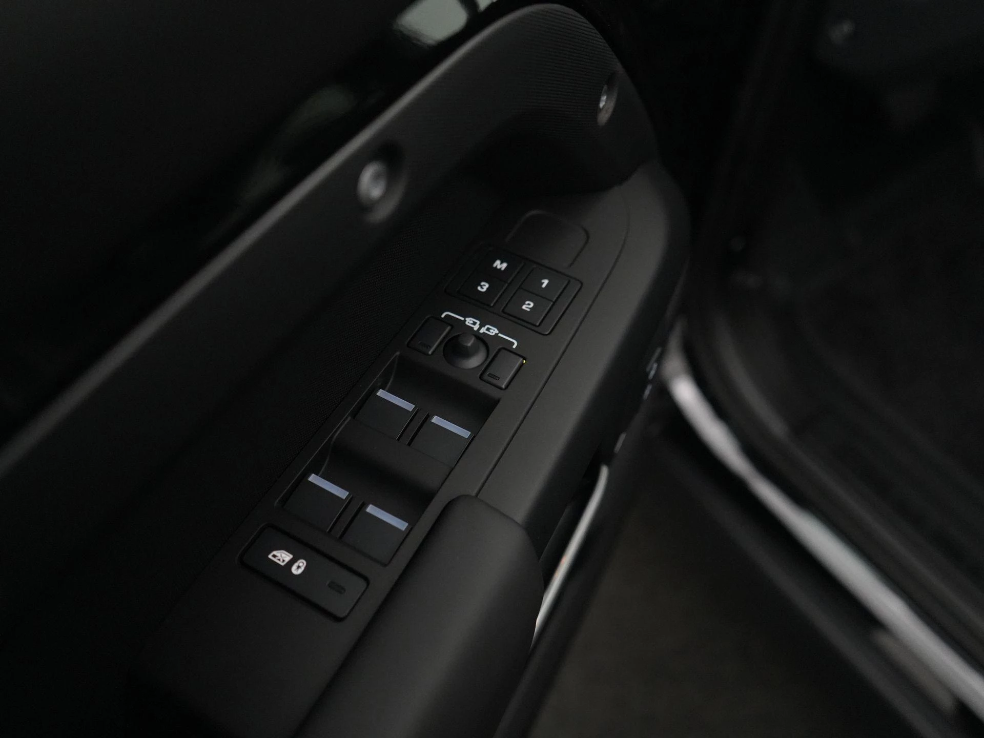 Land Rover-Defender-image-32