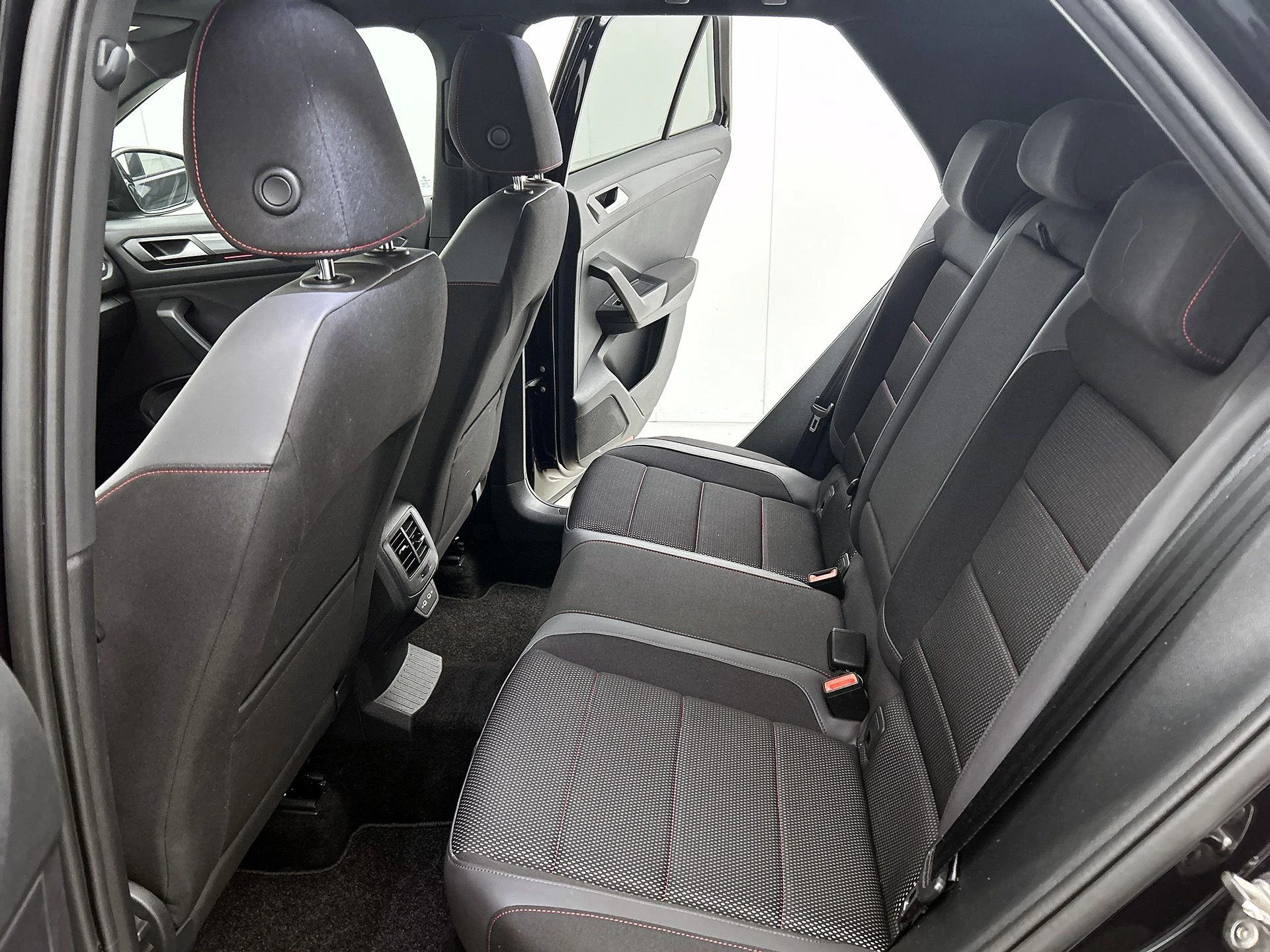 Volkswagen-T-Roc-image-27