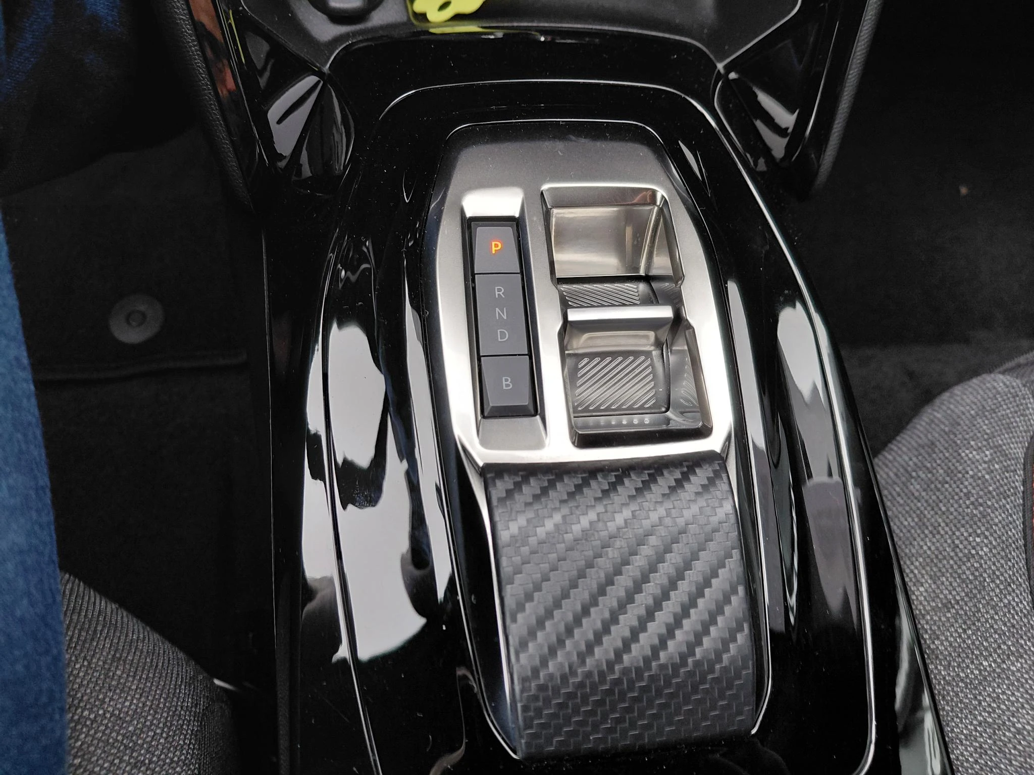 Peugeot-e-2008-image-15