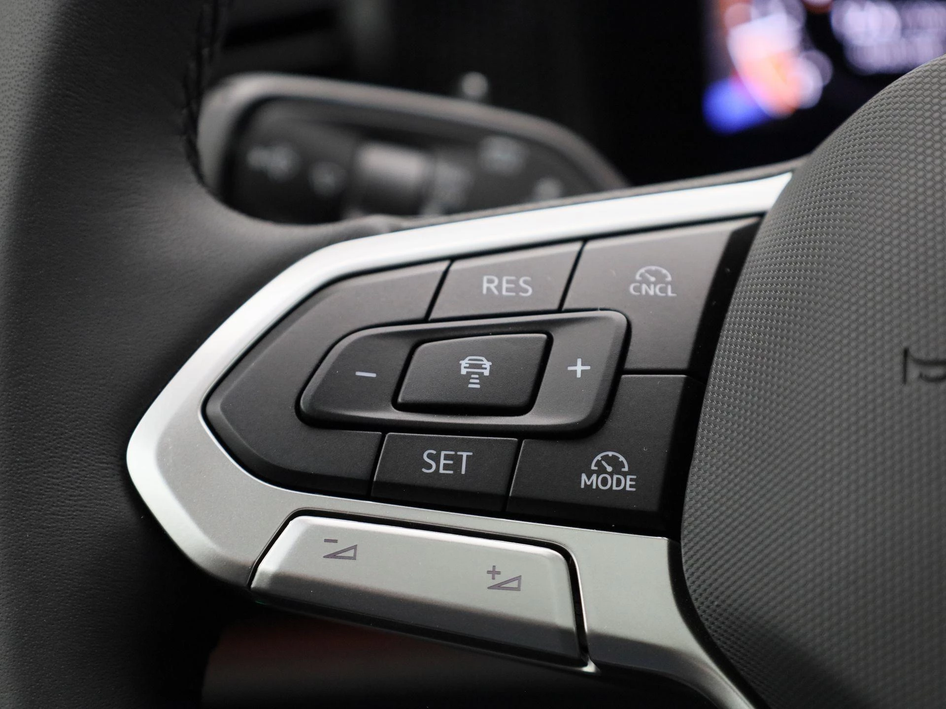 Volkswagen-Tiguan-image-18