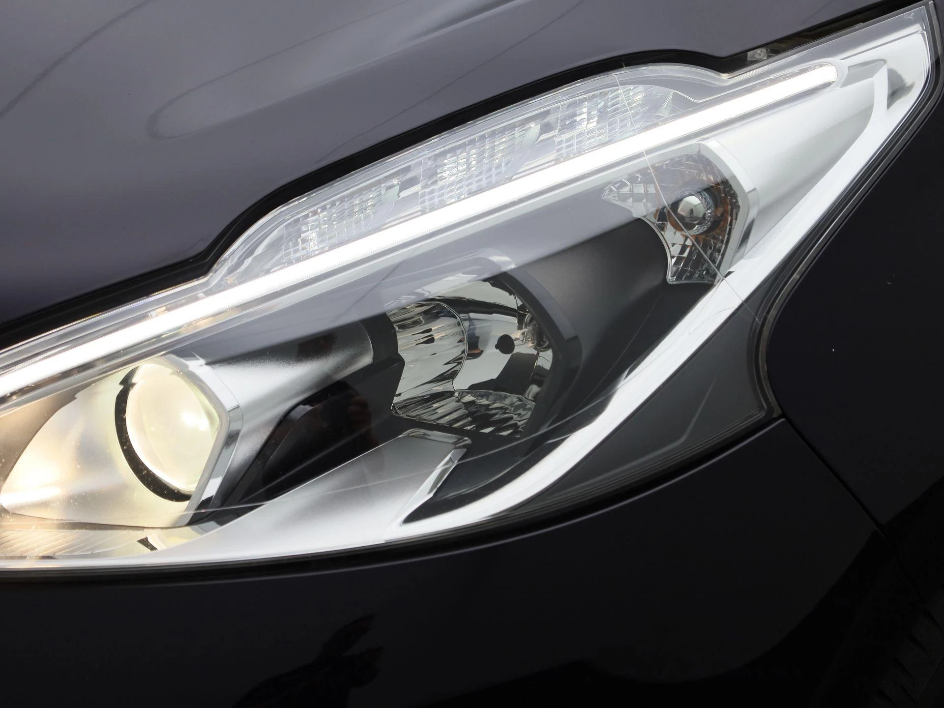 Peugeot-208-image-12