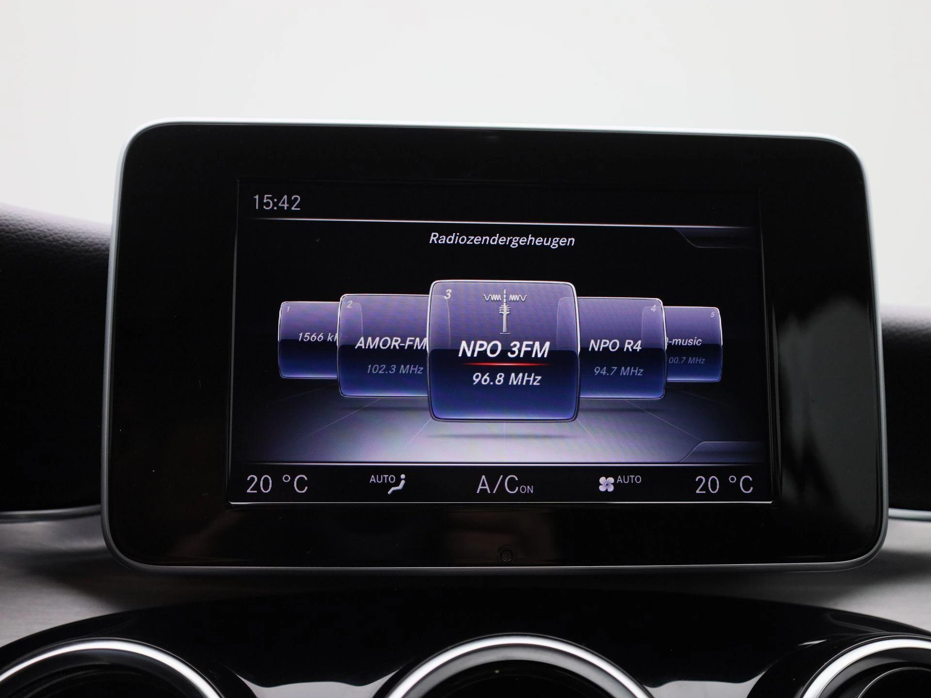 Mercedes-Benz-C-Klasse-image-21