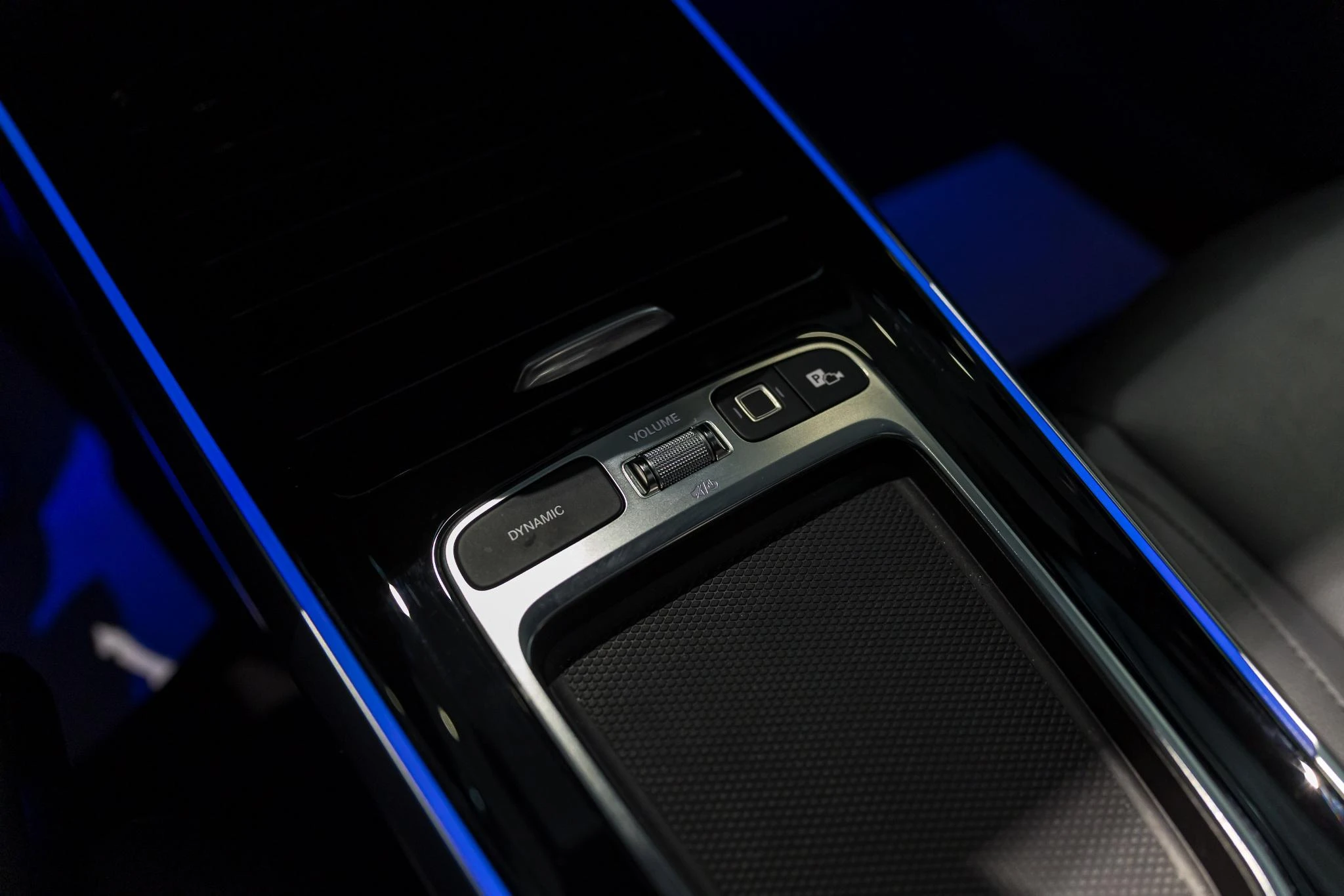 Mercedes-Benz-EQB-image-35