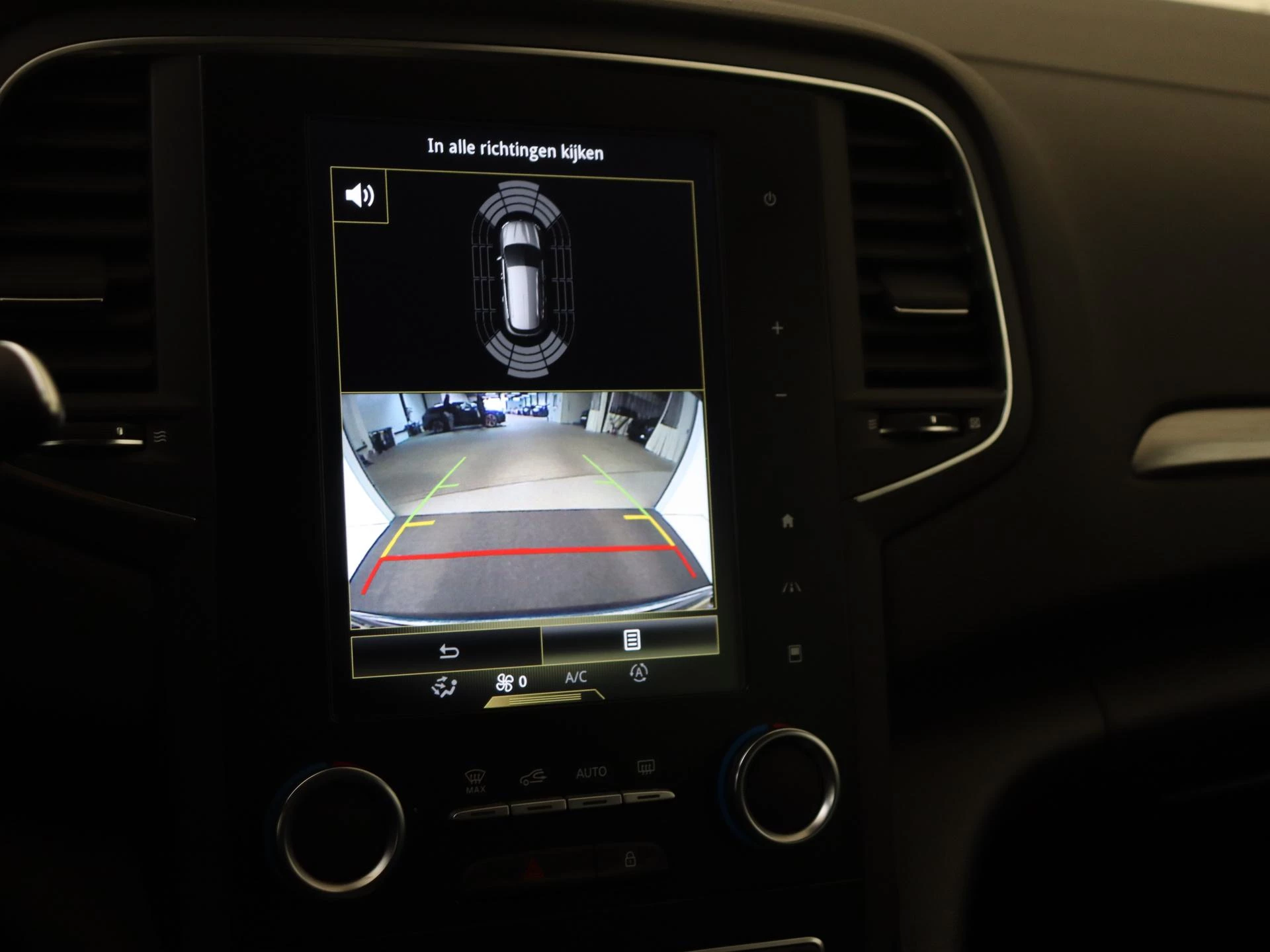 Renault-Mégane Estate-image-17