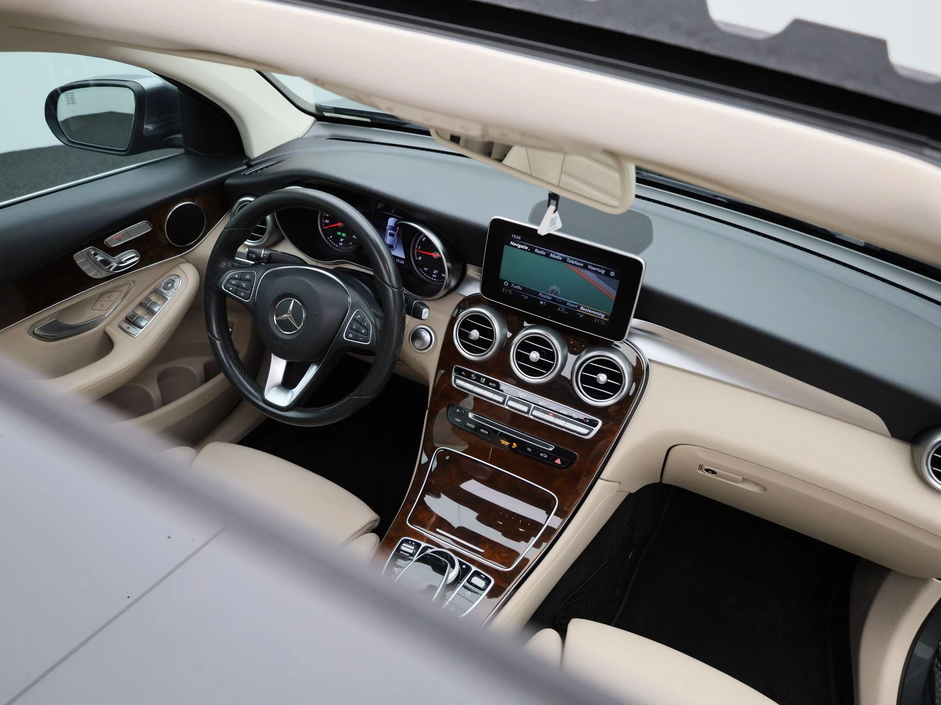 Mercedes-Benz-GLC-image-44