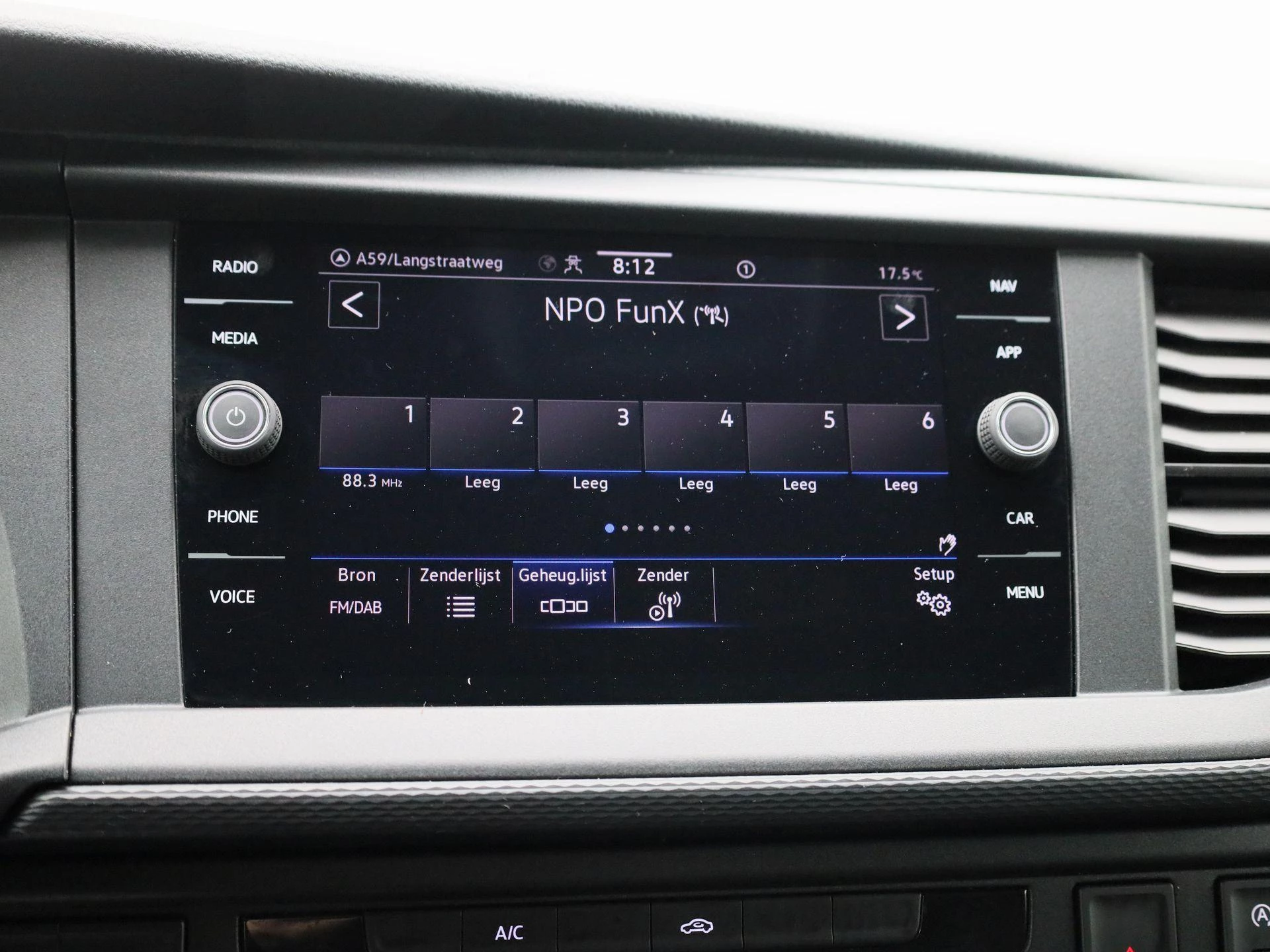 Volkswagen-Transporter-image-20