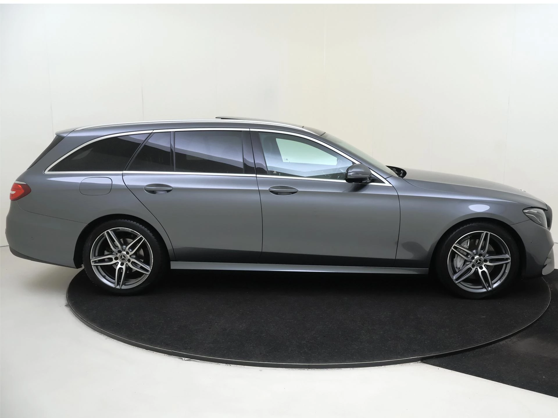 Mercedes-Benz-E-Klasse-image-8