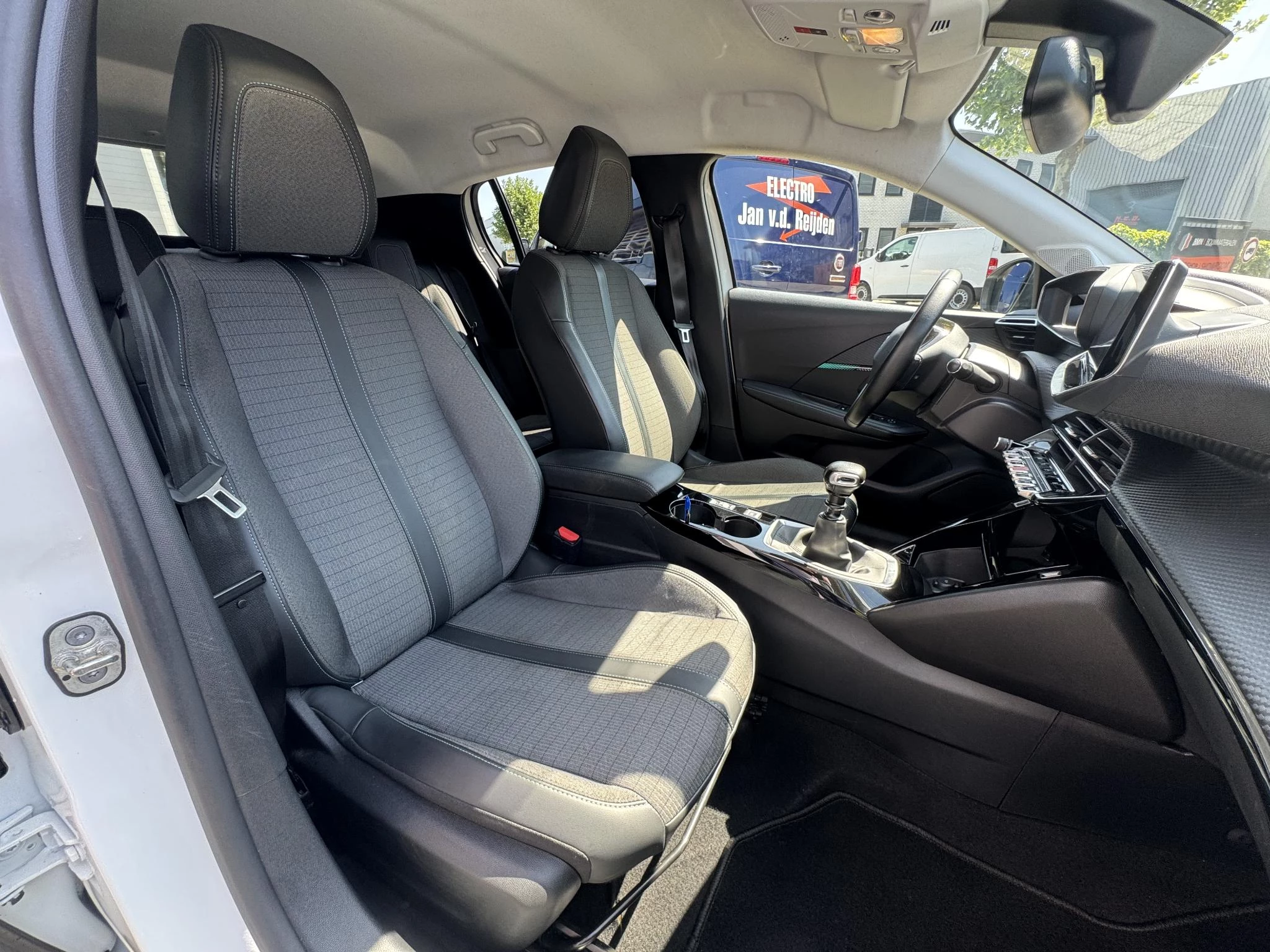 Peugeot-208-image-14