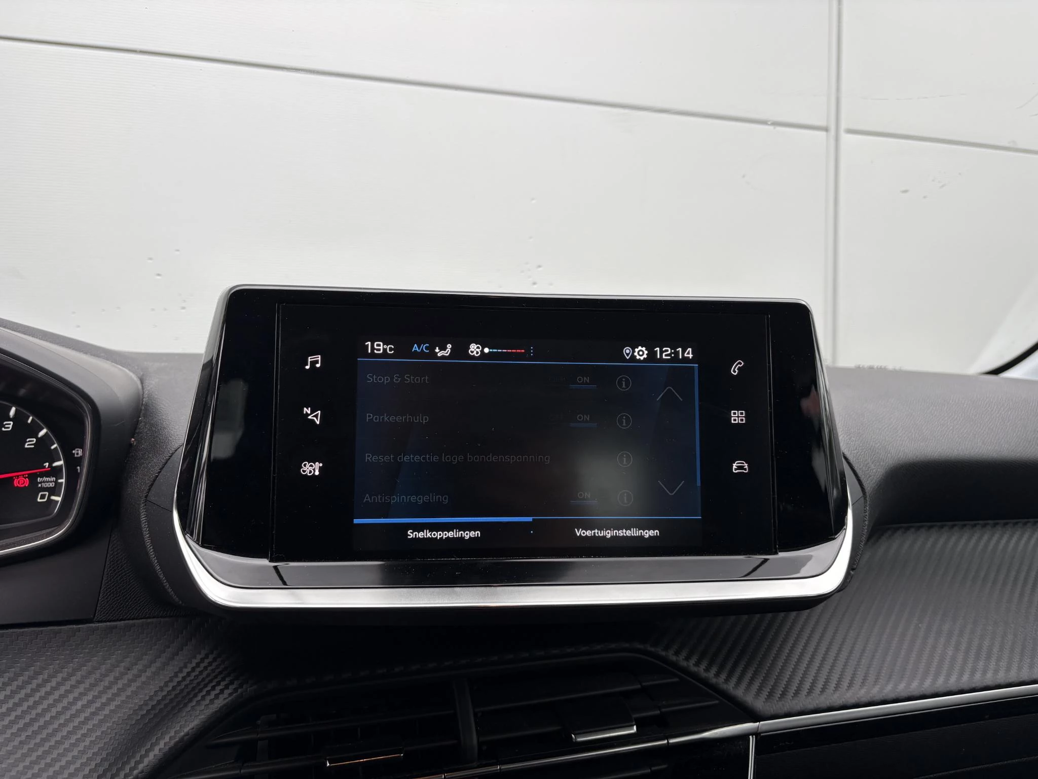 Peugeot-208-image-20