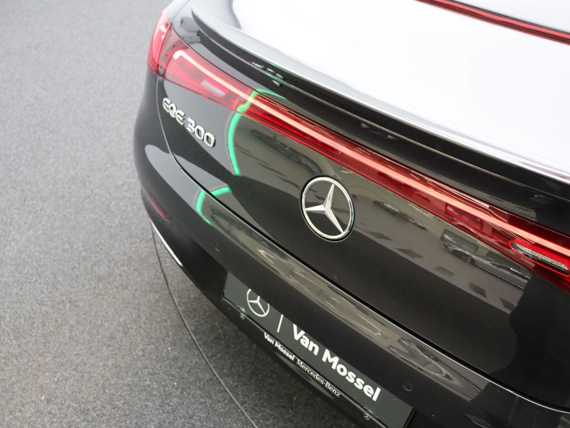 Mercedes-Benz EQE 300 AMG Line + PANORAMISCH DAK + CARPLAY + LED +