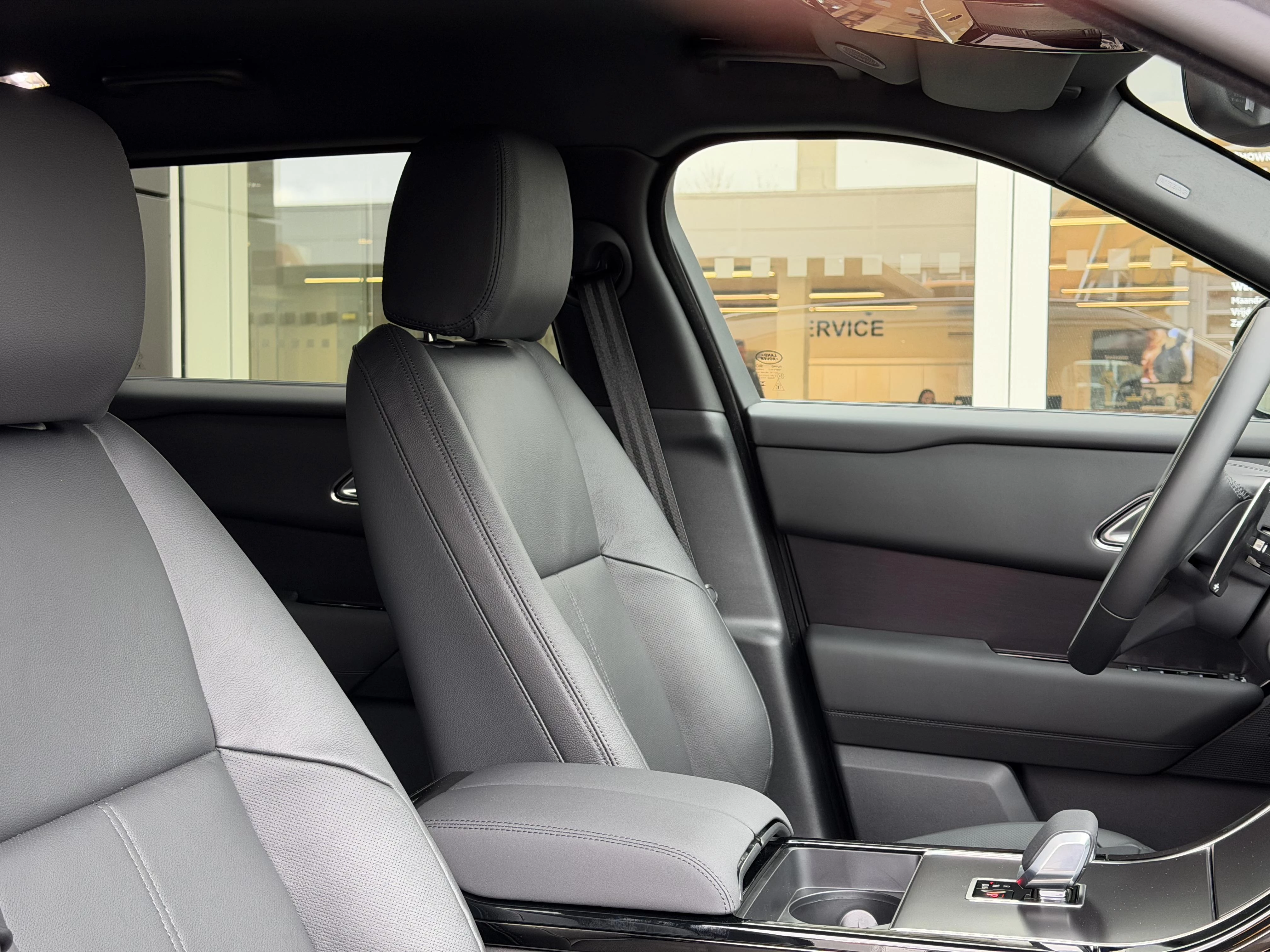 Land Rover Range Rover Velar P400e Dynamic SE AWD Auto. 26.5MY