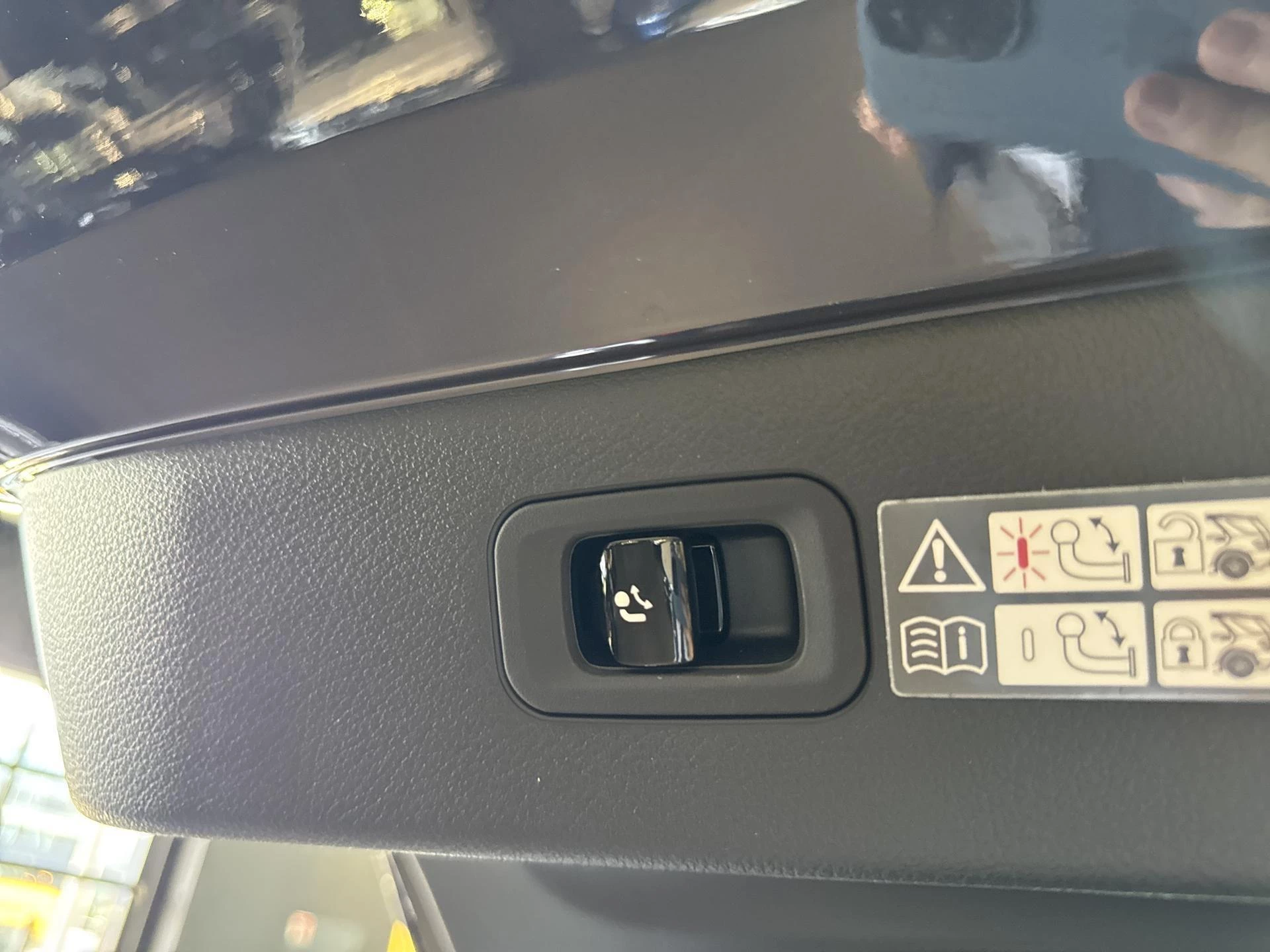 Mercedes-Benz-EQS-image-18