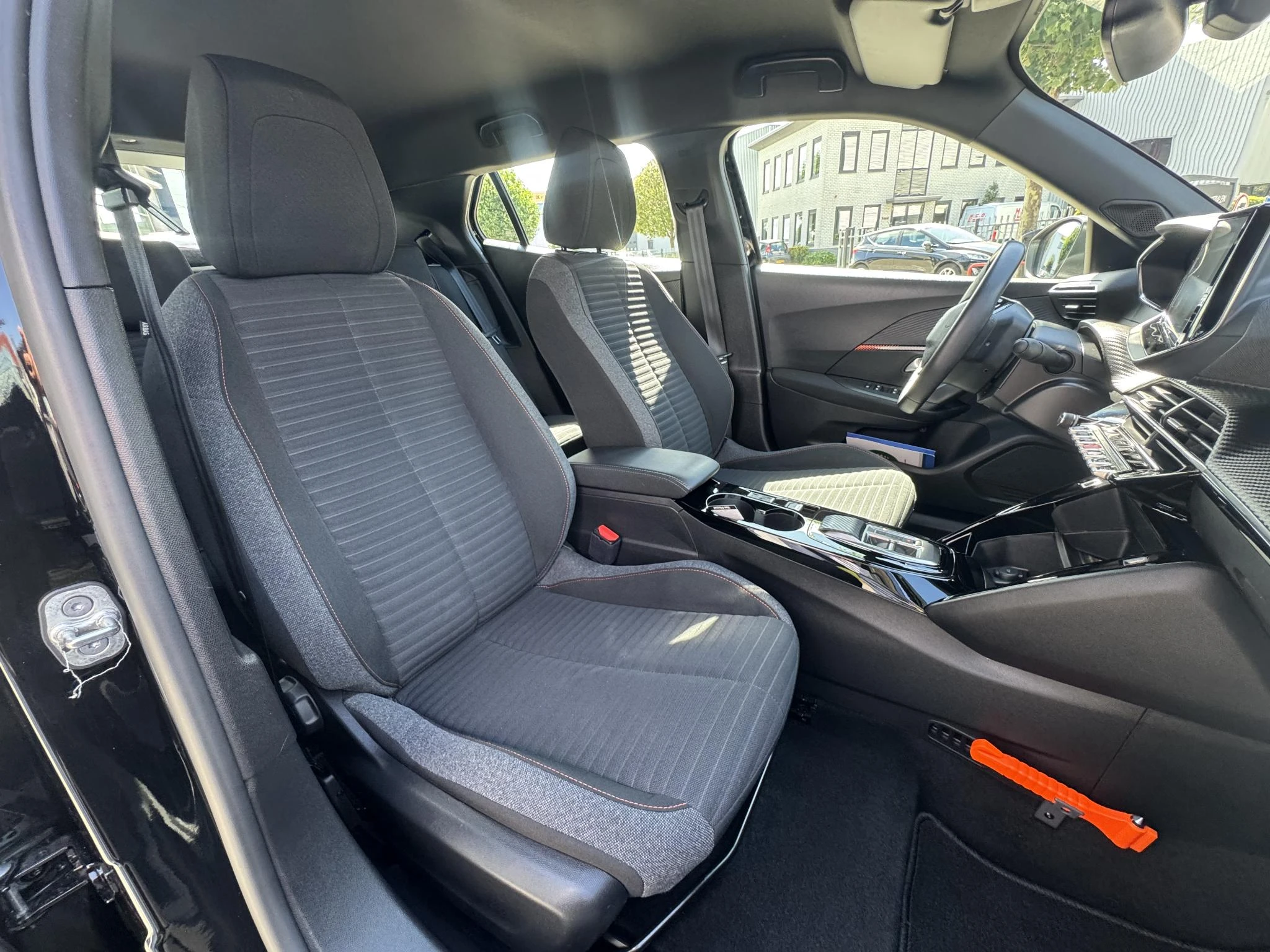 Peugeot-e-2008-image-15
