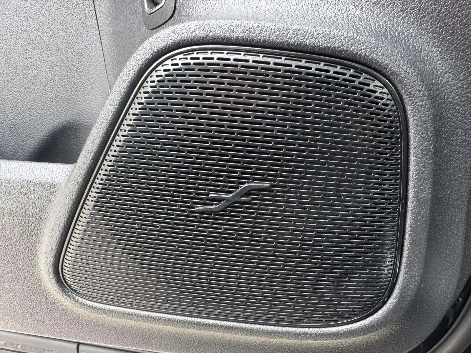 Mercedes-Benz-EQB-image-15