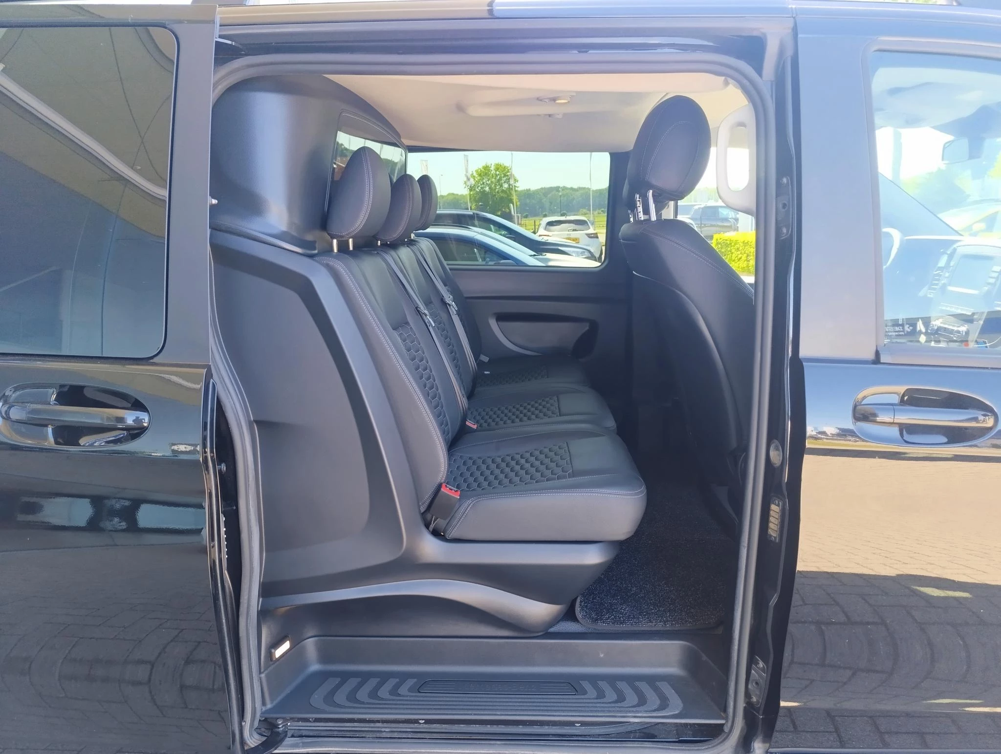 Mercedes-Benz-Vito-image-13