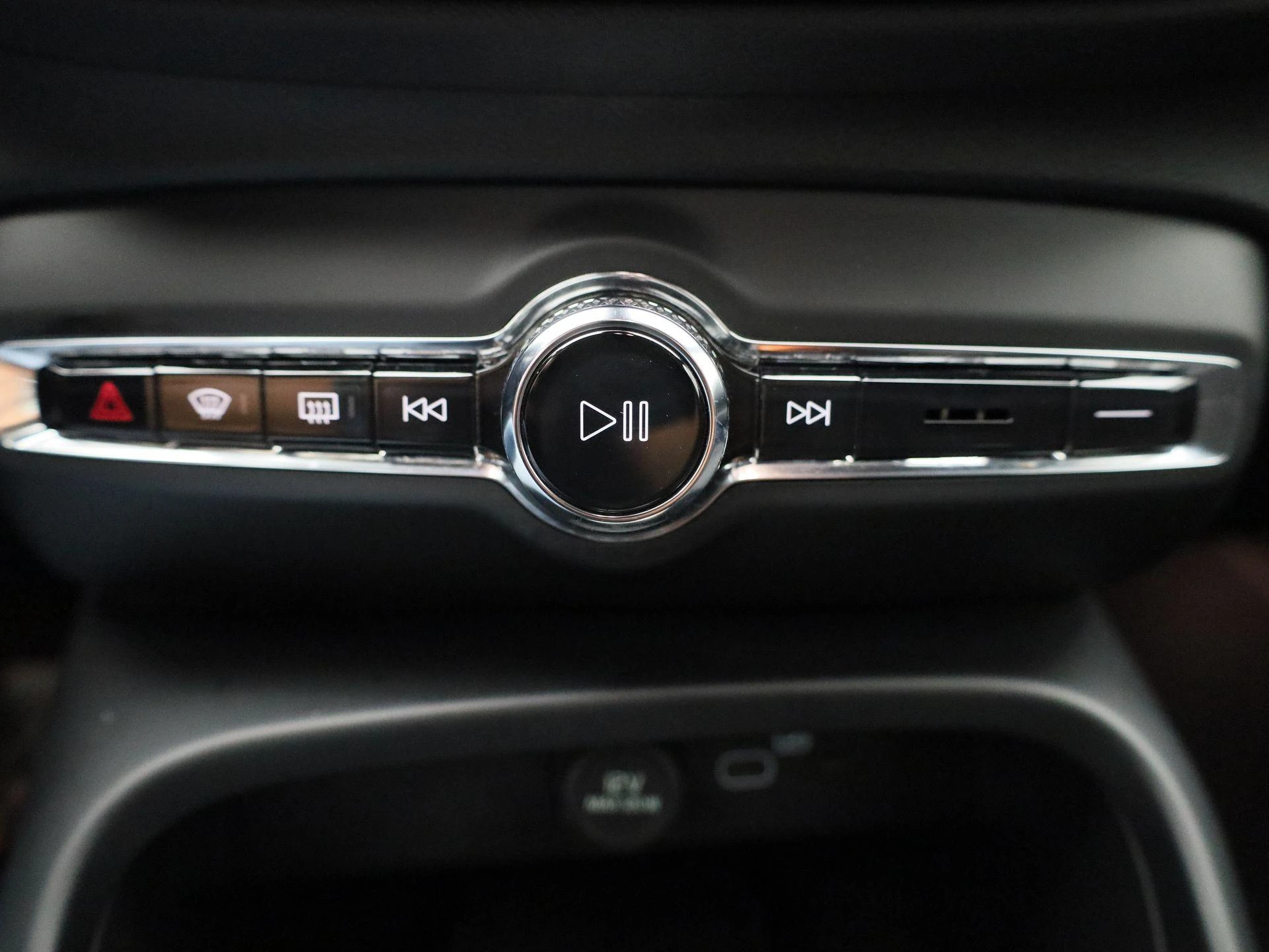Volvo-EX40-image-19