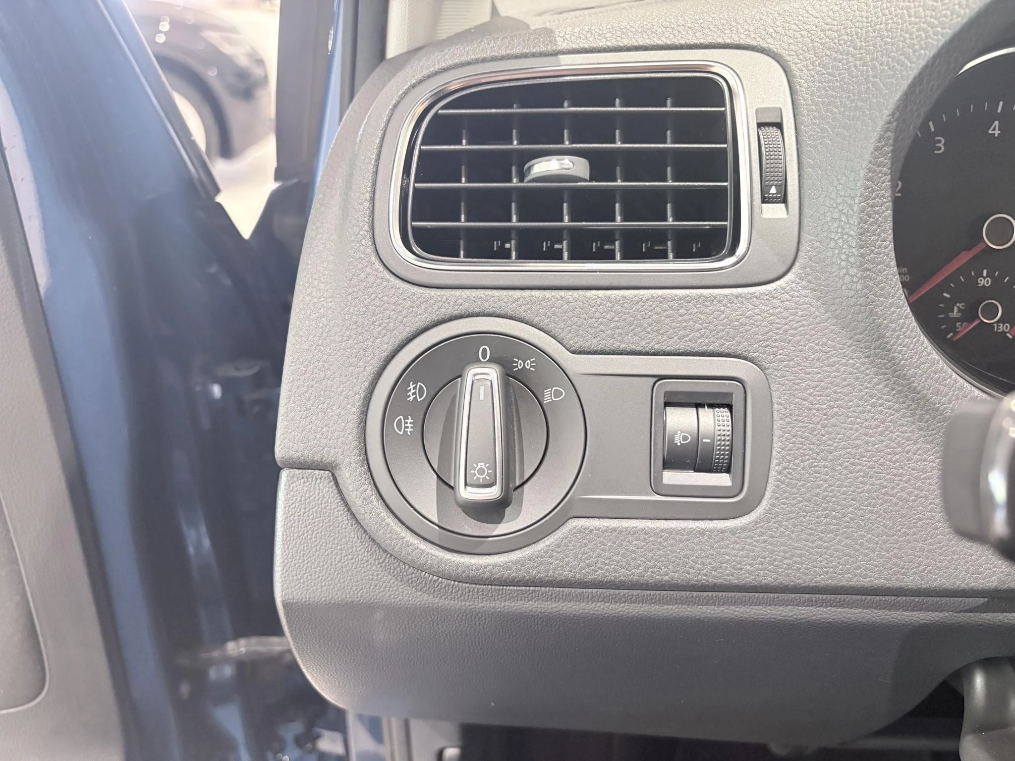 Volkswagen-Polo-image-12