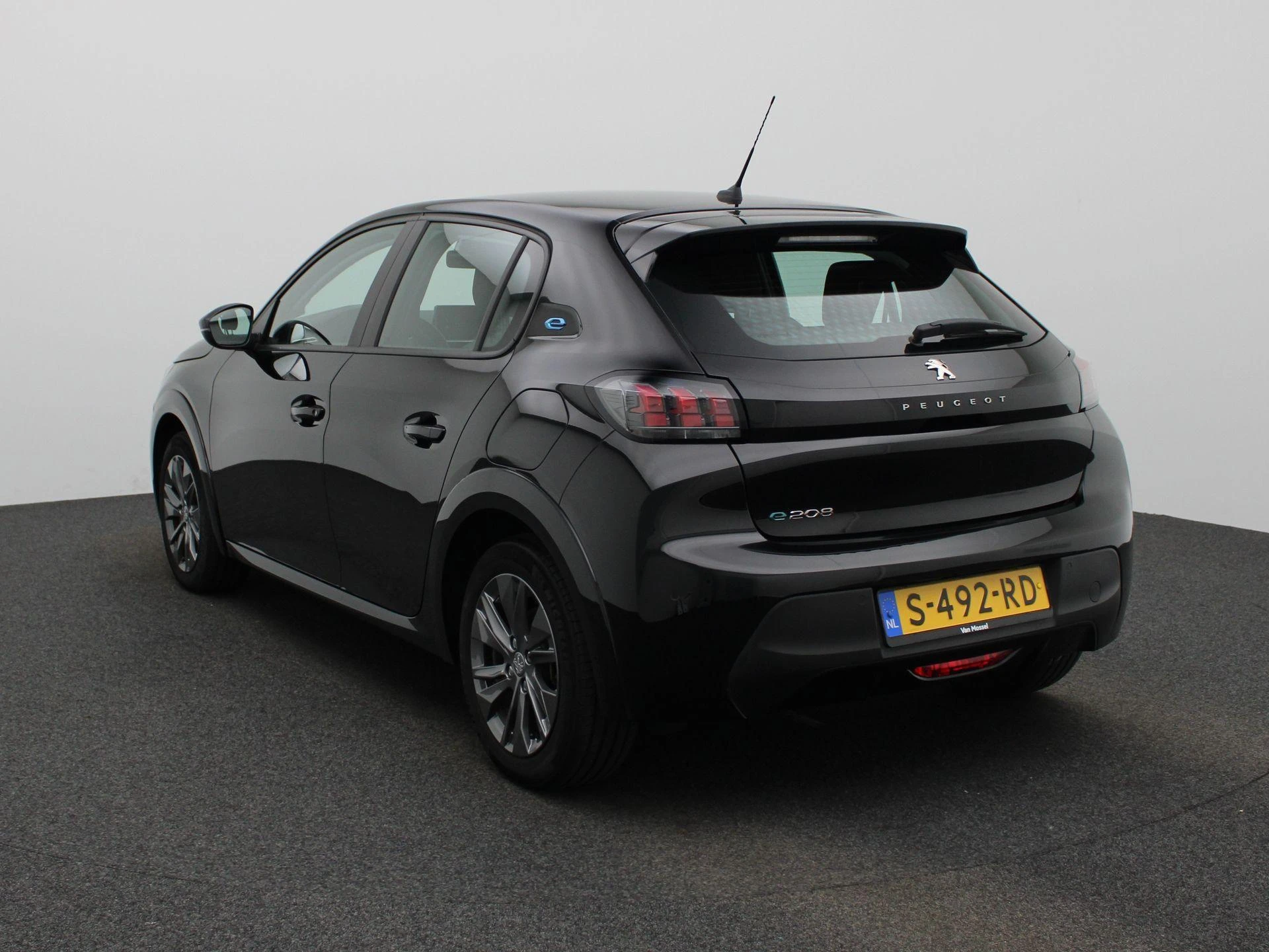 Peugeot-e-208-image-1