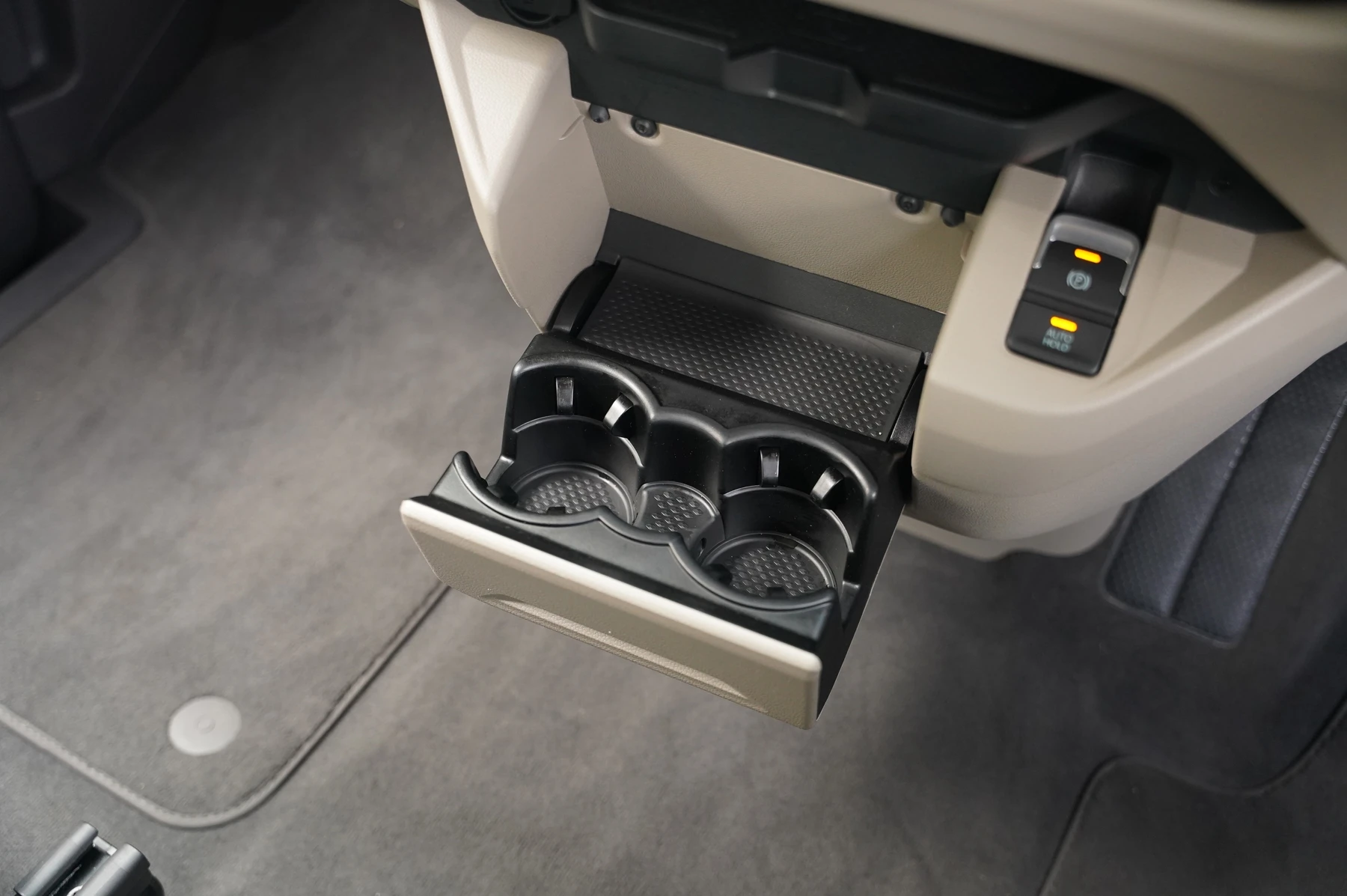Volkswagen-Multivan-image-25