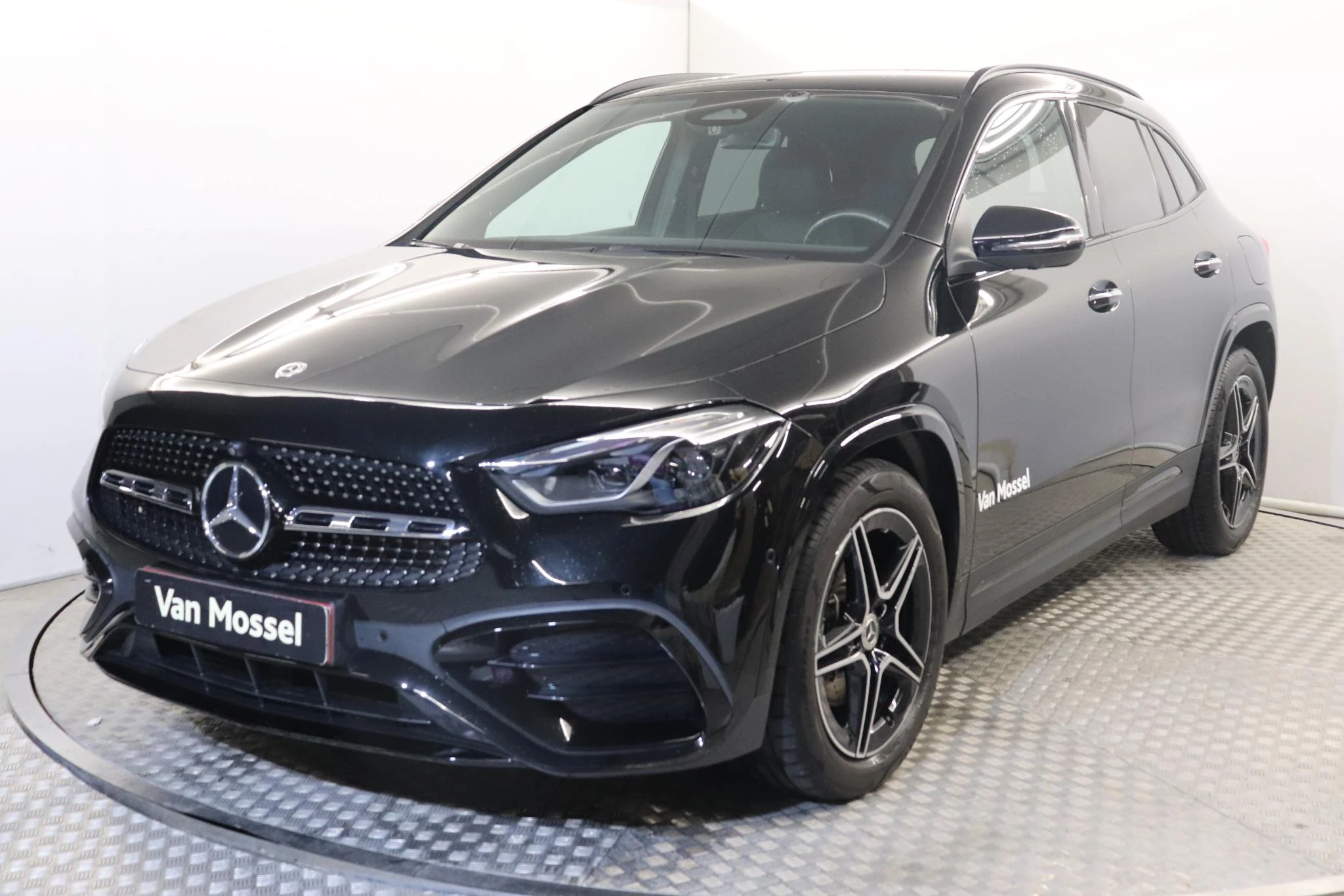 Mercedes-Benz-GLA-image-0