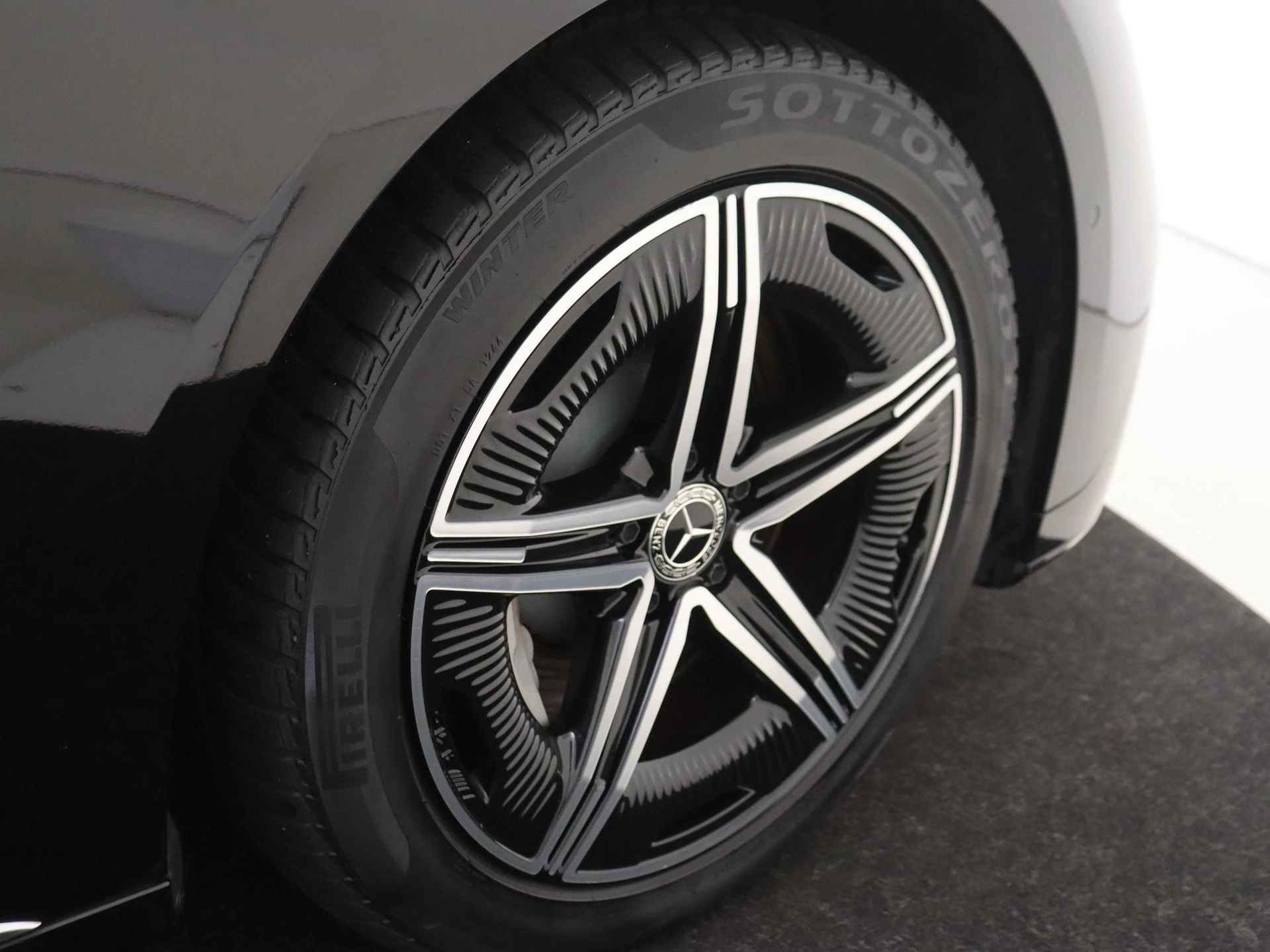 Mercedes-Benz-EQE-image-32