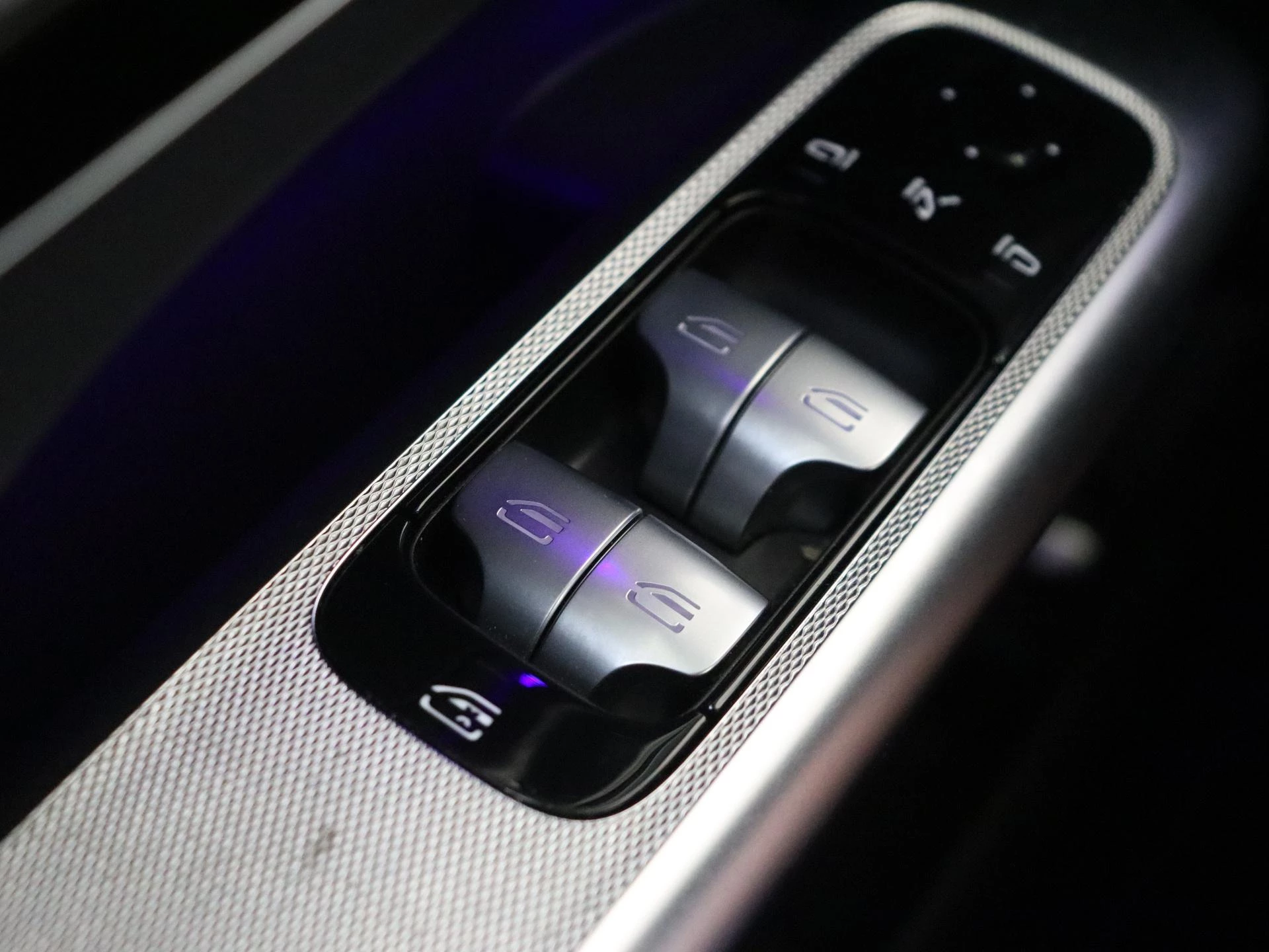 Mercedes-Benz-GLC-image-30