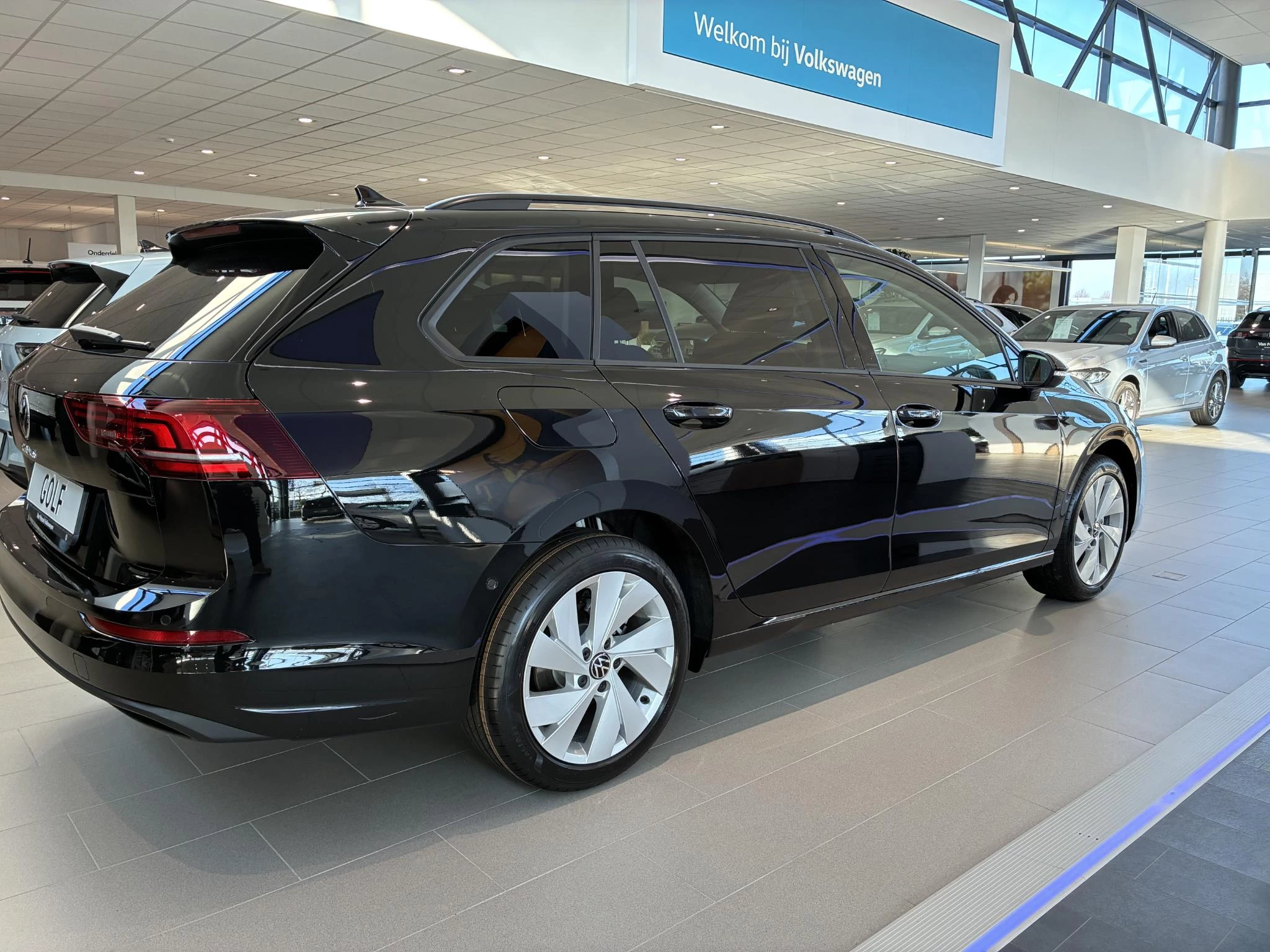 Volkswagen-Golf-image-2