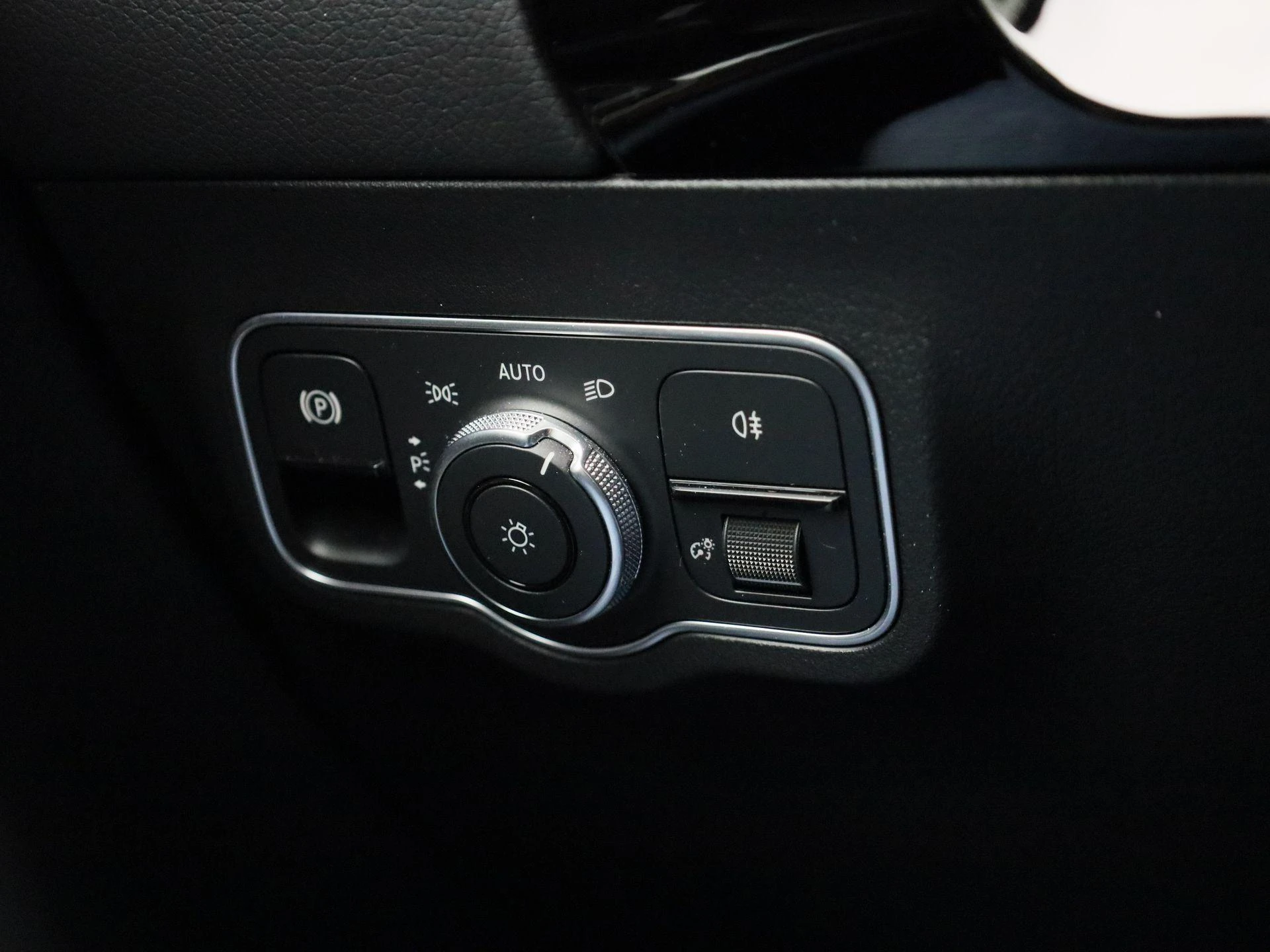 Mercedes-Benz-GLA-image-25