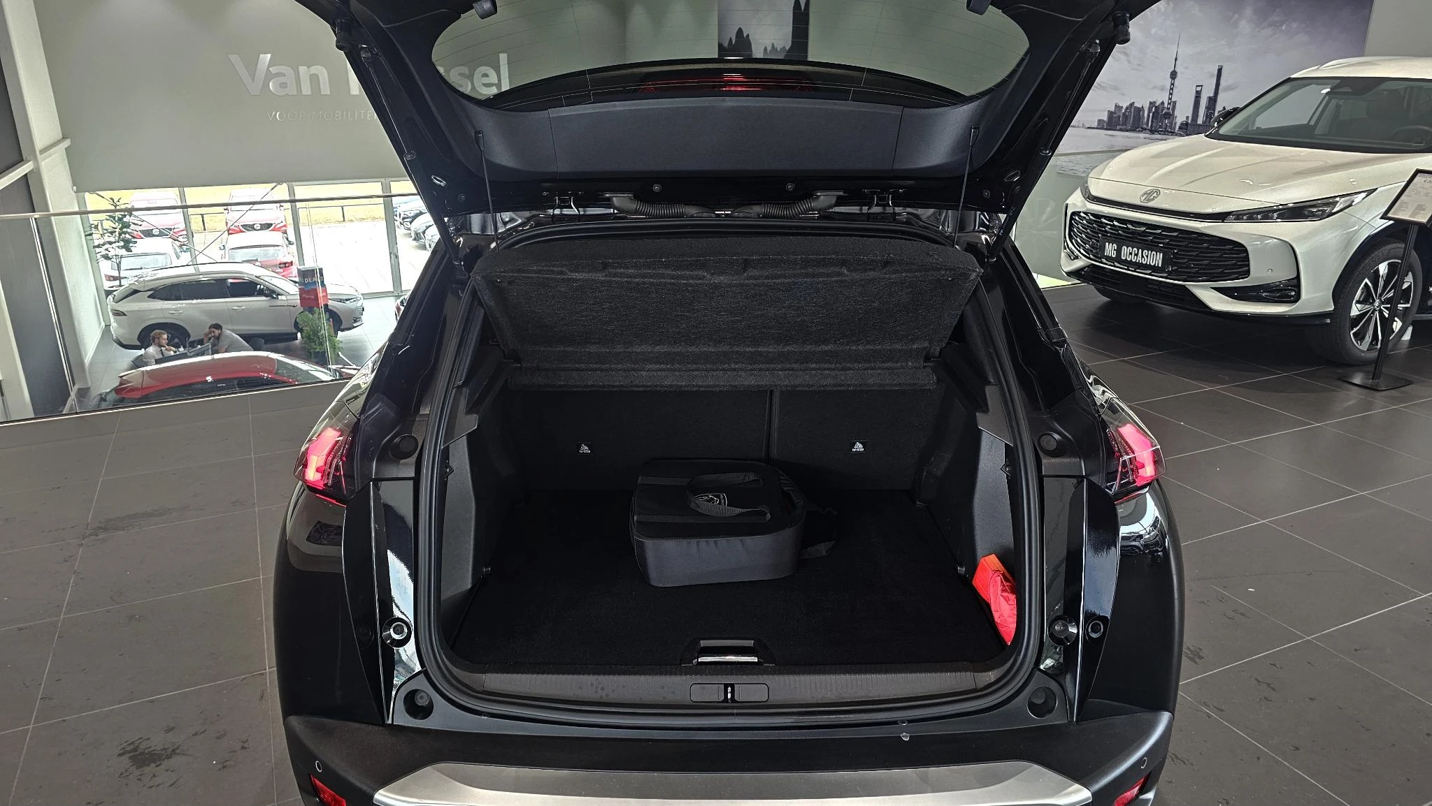 Peugeot-e-2008-image-24