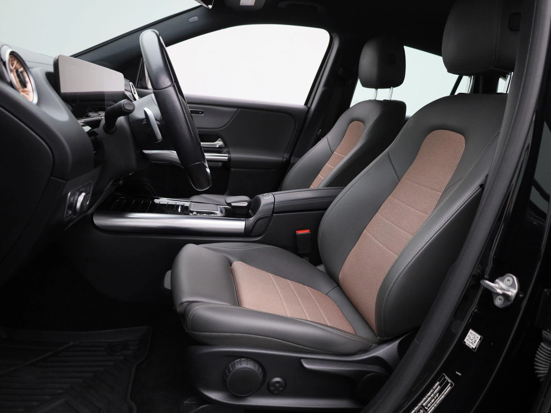 Mercedes-Benz-EQA-image-10