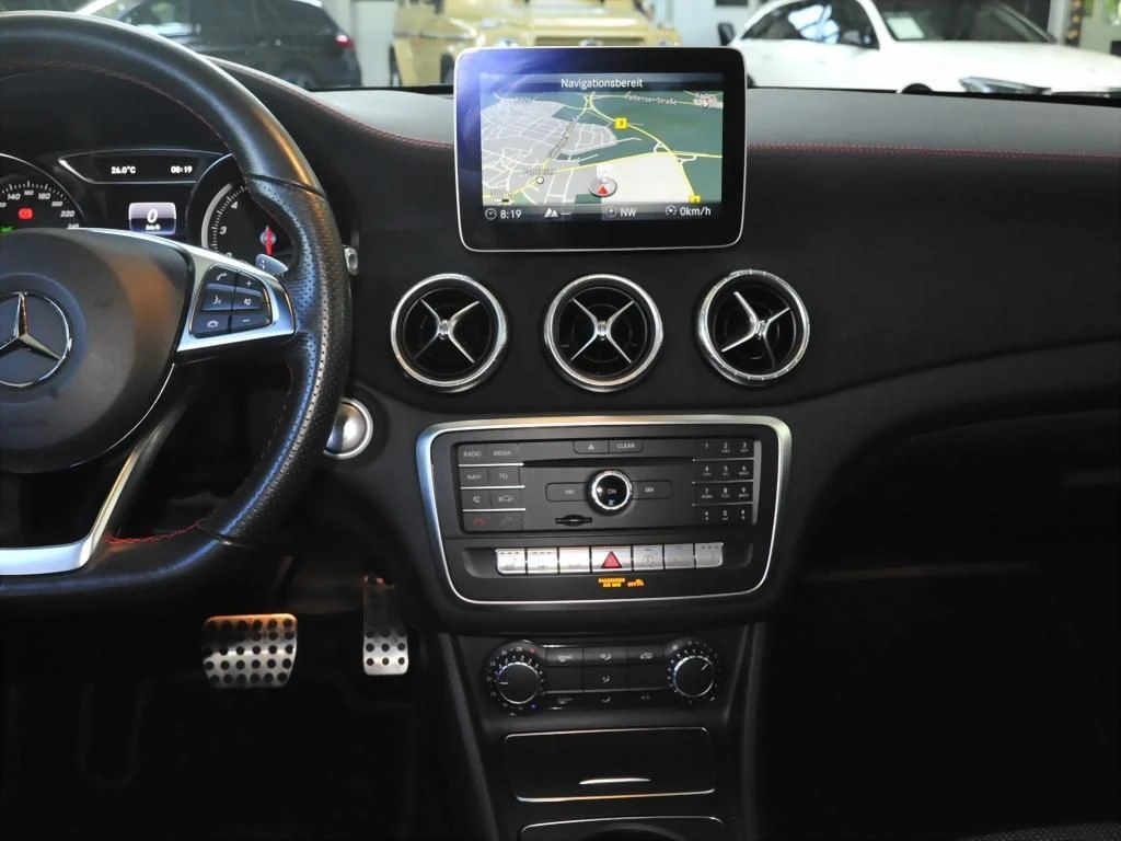 Mercedes-Benz-CLA 250-image-9