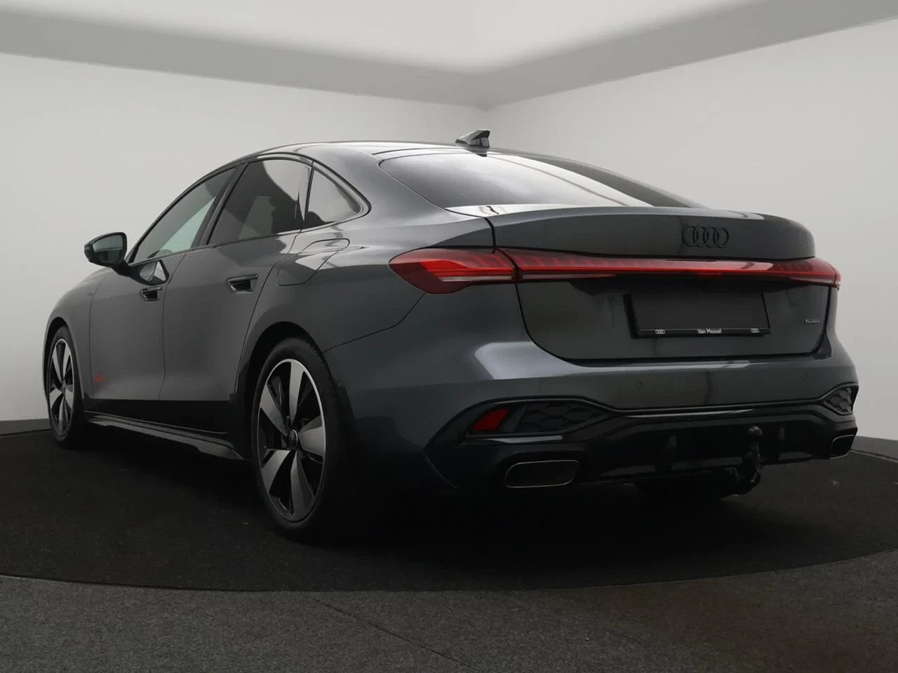 Audi A5 e-hybrid (PHEV) A5 e-hybrid 2.0TFSI Quattro Corporate S 299PK *DEMO*